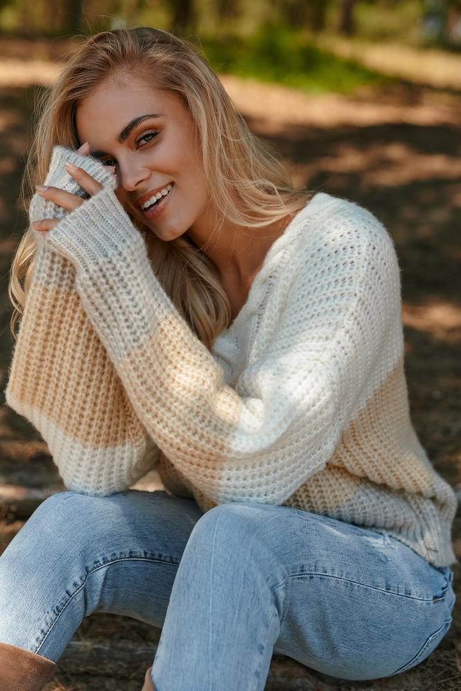 MAKADAMIA SWETER DAMSKI Z DEKOLTEM W SEREK ECRU I JASNY BEŻ S129