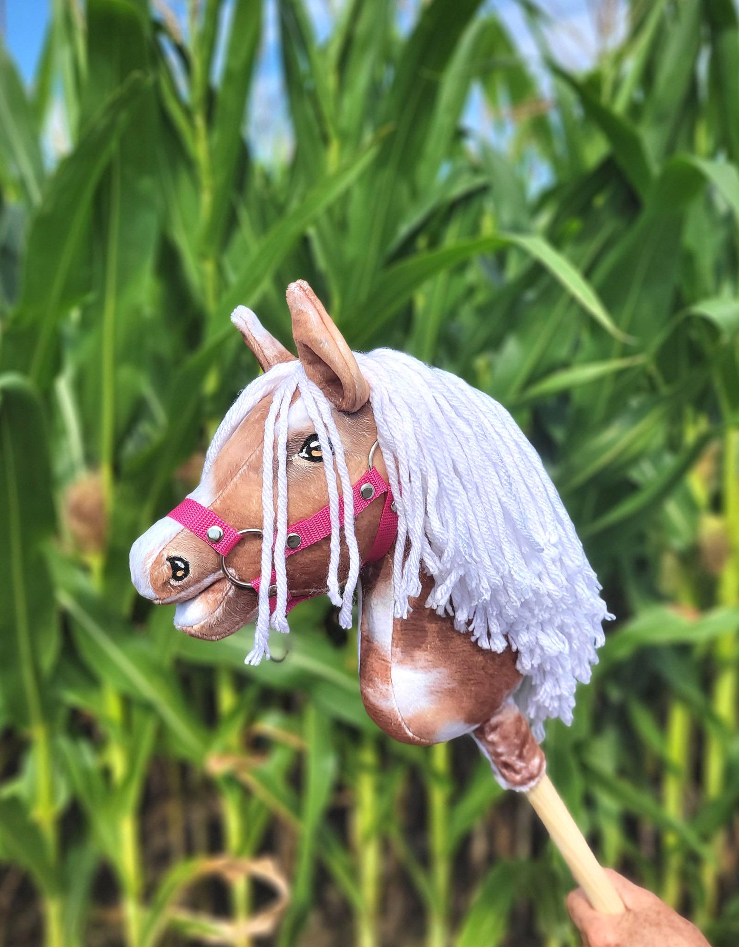 Hobby Horse Średni koń na kiju Premium srokaty tobiano z białą grzywą A4