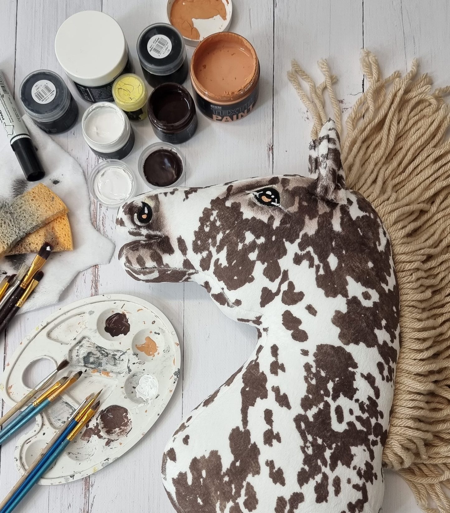 Hobby Horse Duży koń na kiju Premium - tarantowaty biało-brązowy z beżową grzywą A3