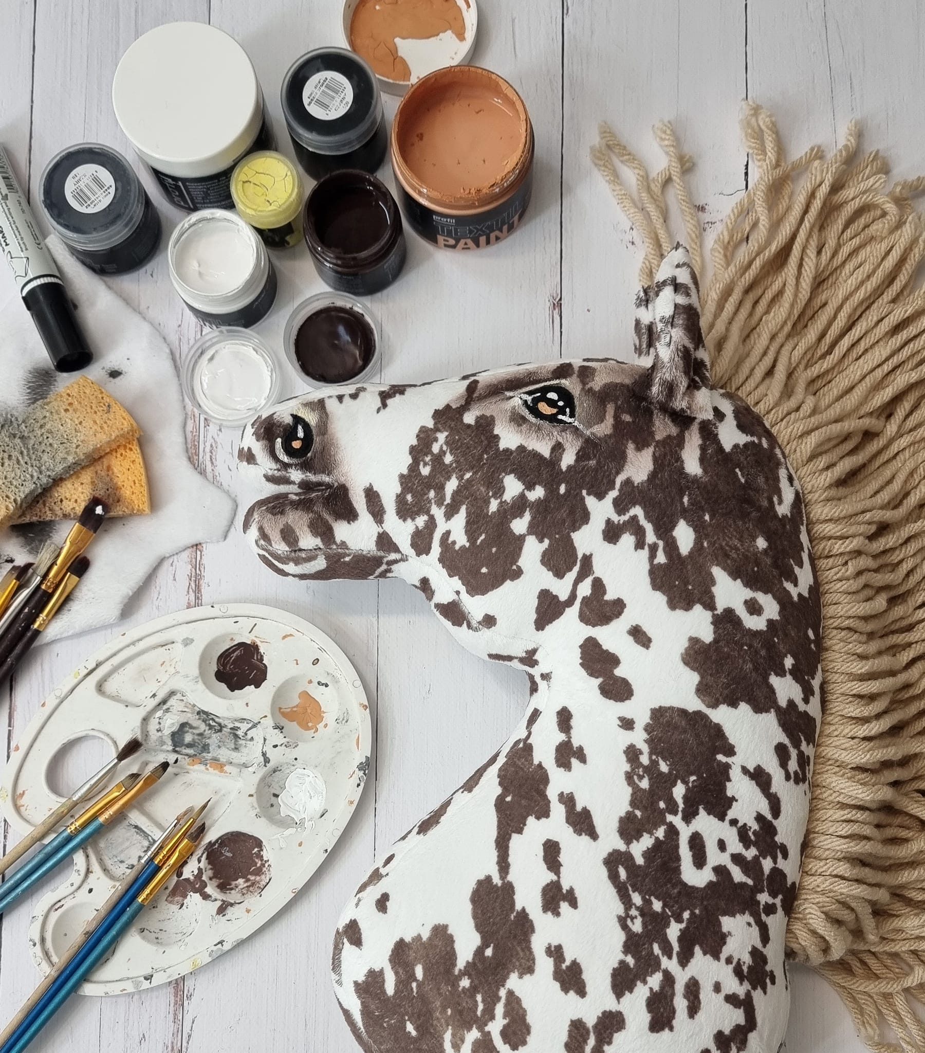 Hobby Horse Duży koń na kiju Premium - tarantowaty biało-brązowy z beżową grzywą A3