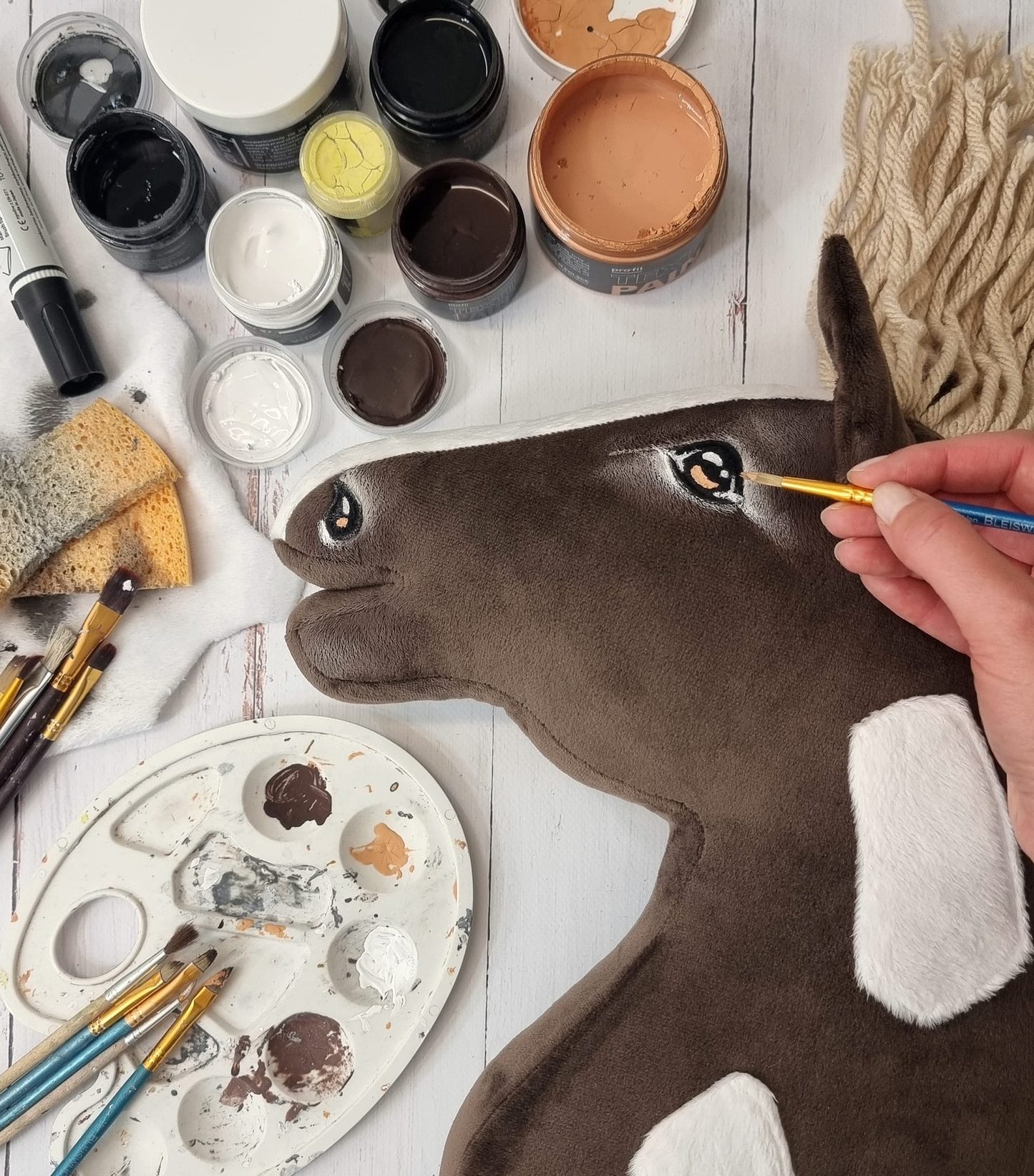 Hobby Horse Duży koń na kiju Premium - western IV ciemnogniady z jasną grzywą A3