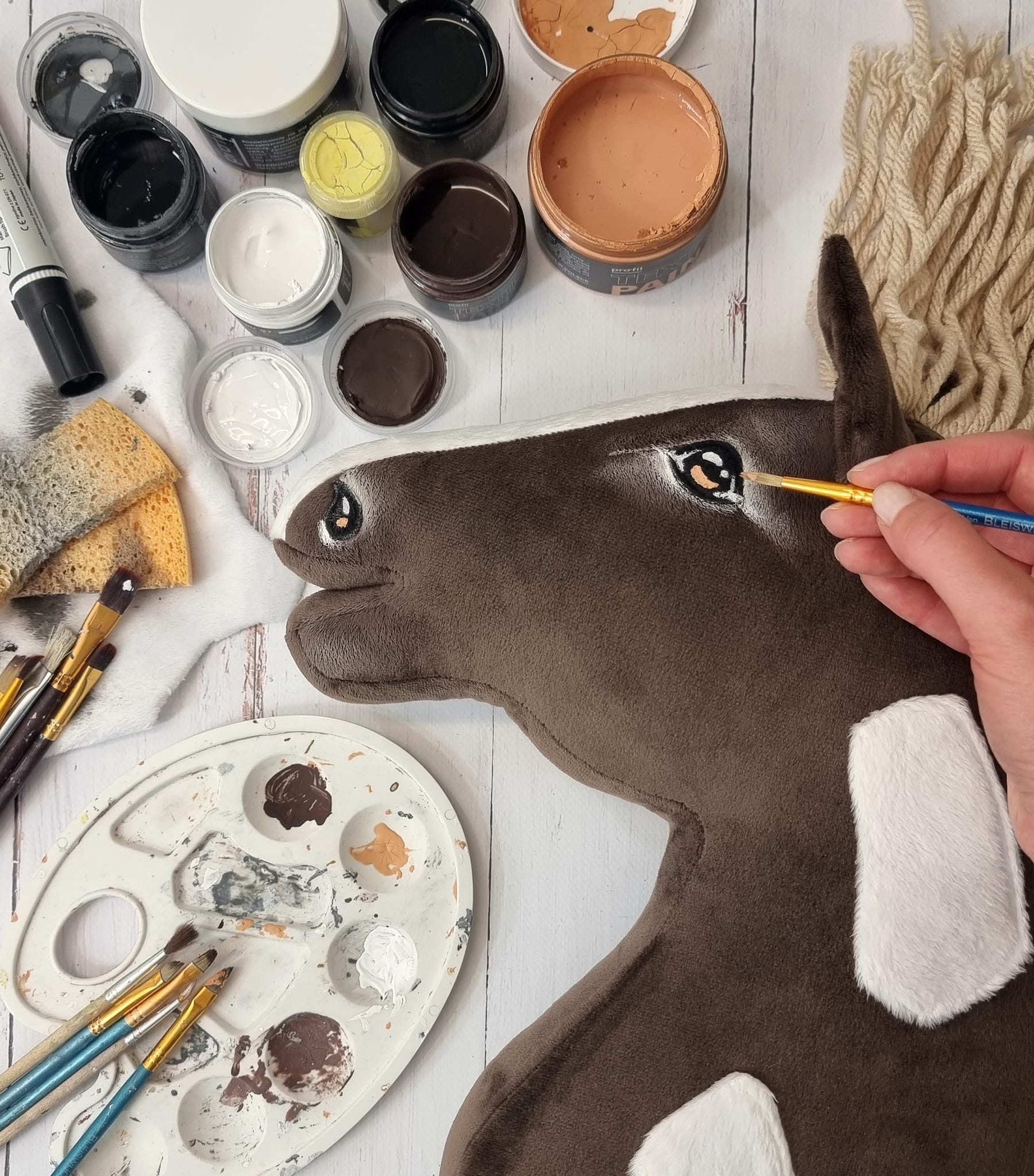 Hobby Horse Duży koń na kiju Premium - western IV ciemnogniady z jasną grzywą A3