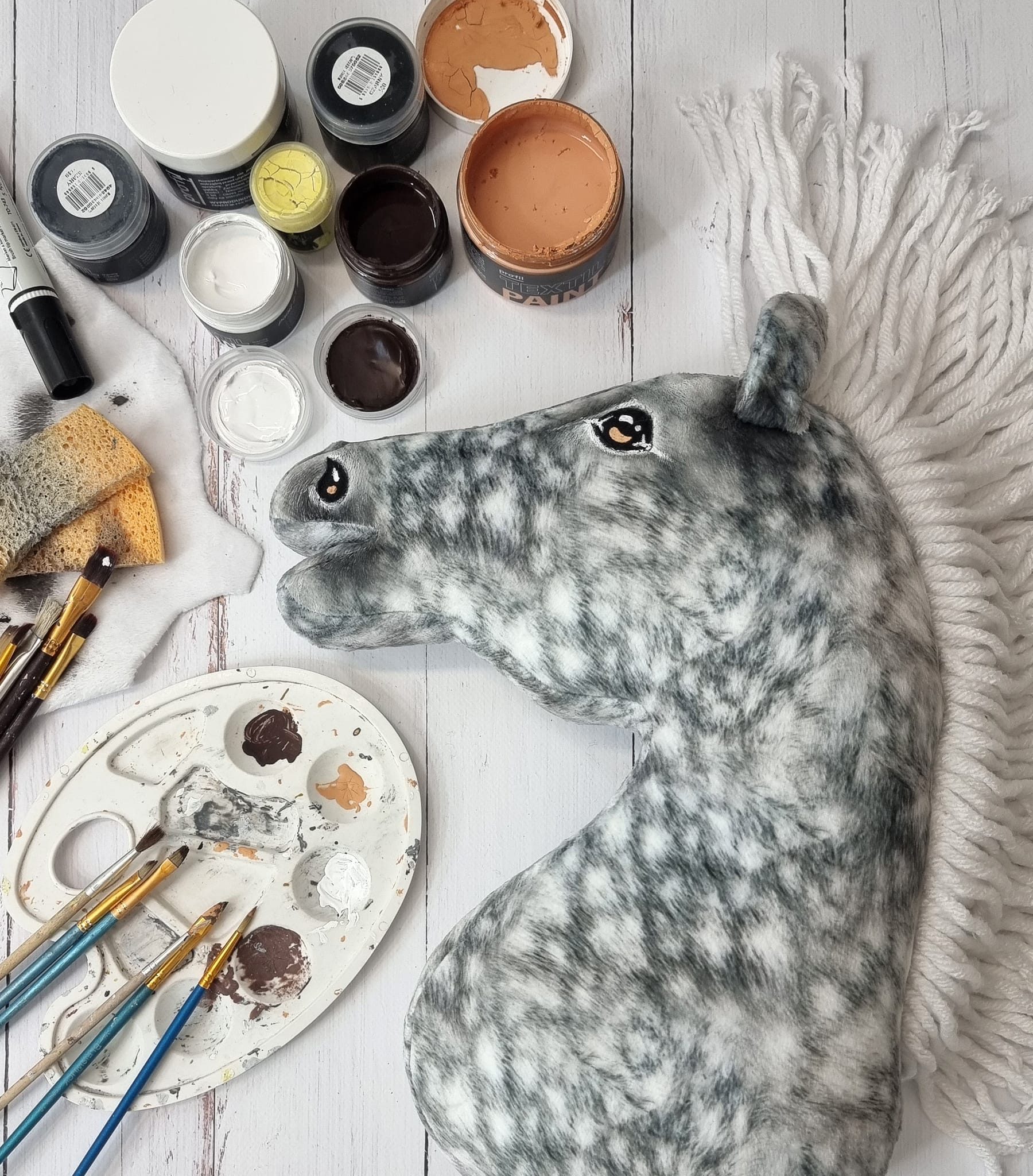 Hobby Horse Duży koń na kiju Premium - siwek jabłkowity z białą grzywą A3
