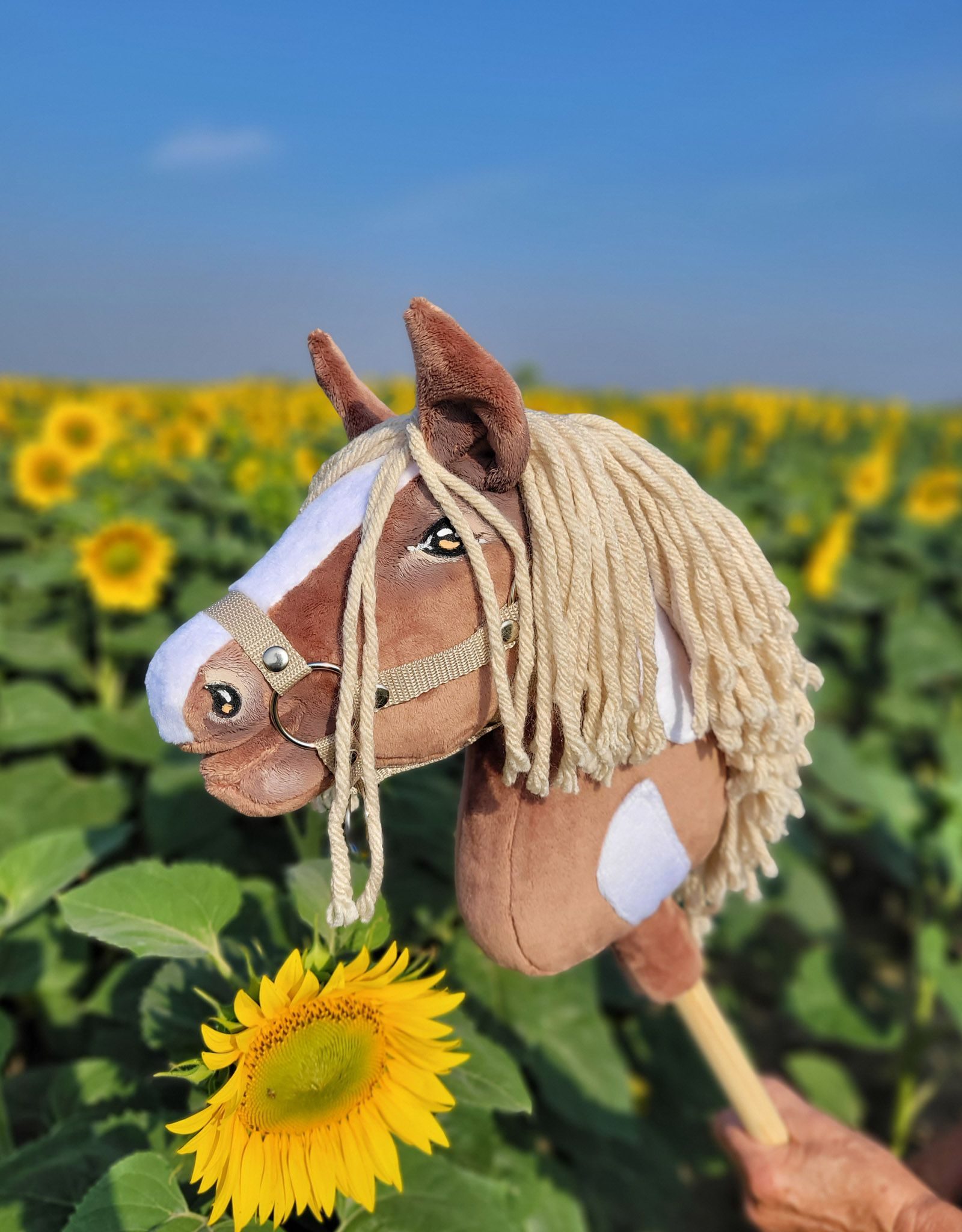 Hobby Horse Średni koń na kiju Premium beżowy western gniady z jasną grzywą A4
