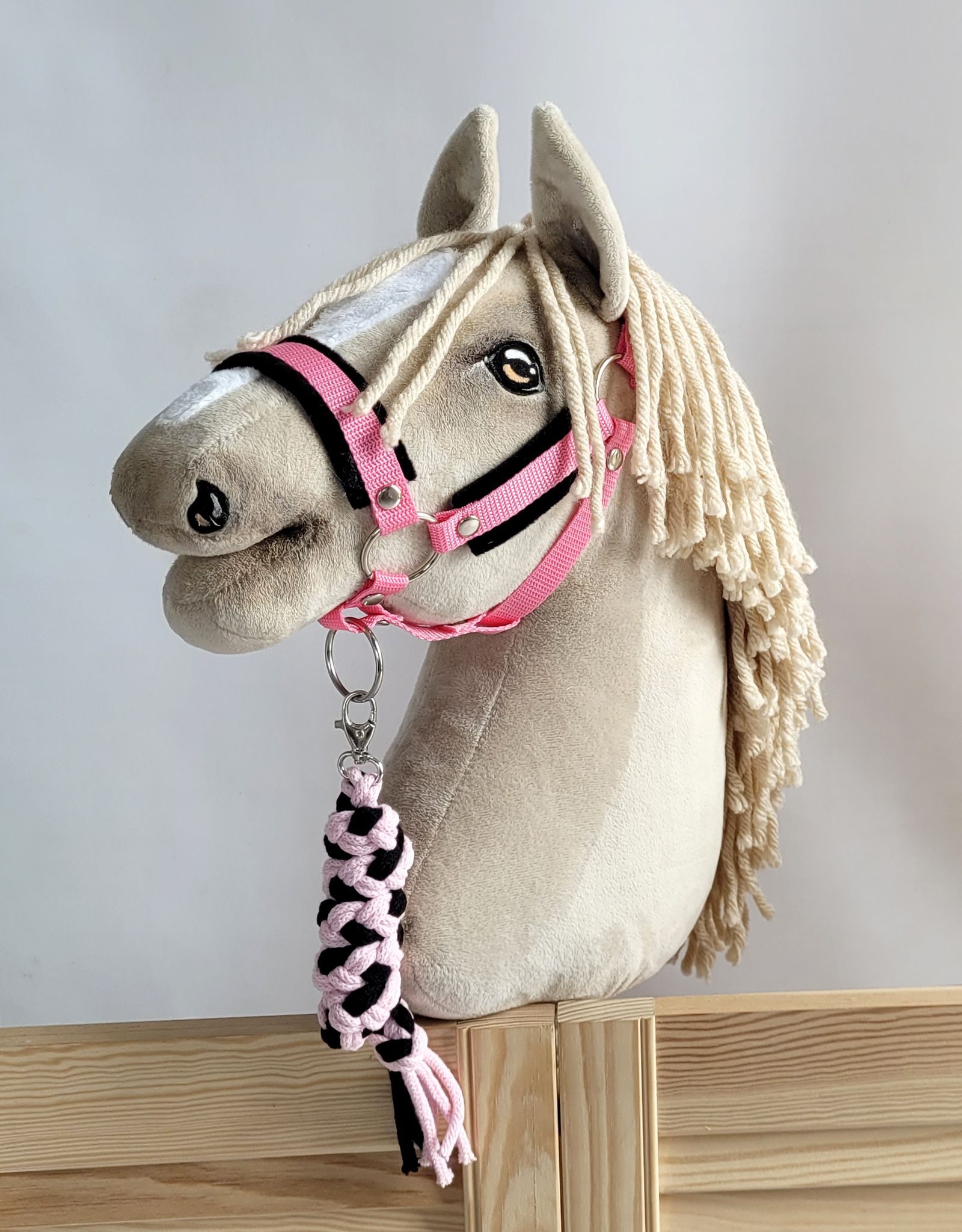 Uwiąz dla konia Hobby Horse pleciony ze sznurka – czarno-różowy