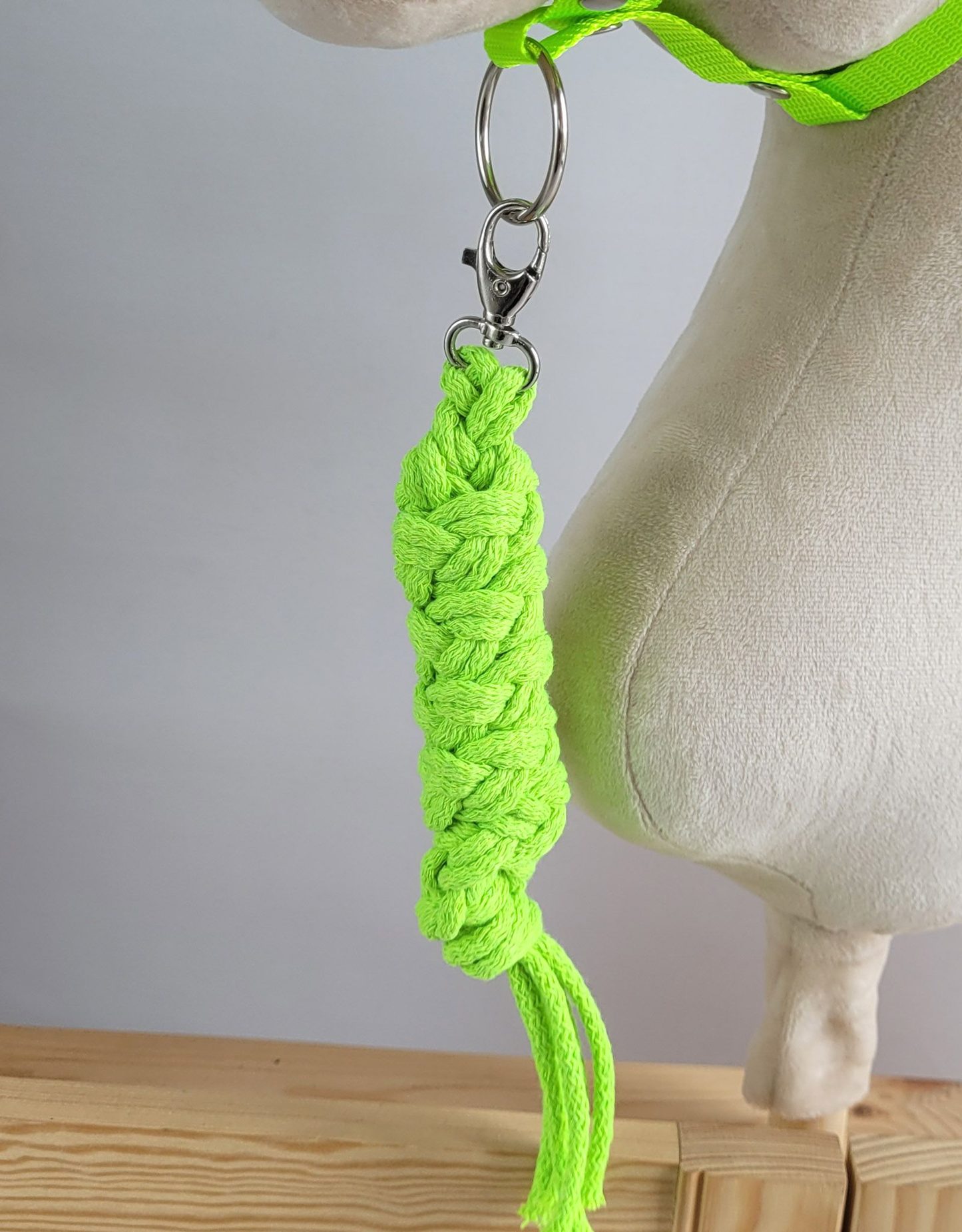 Uwiąz dla konia Hobby Horse pleciony ze sznurka – neon green