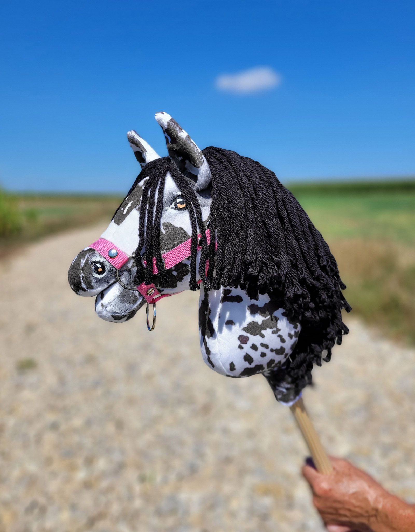 Hobby Horse Średni koń na kiju Premium tarantowaty biało-czarny z czarną grzywą A4