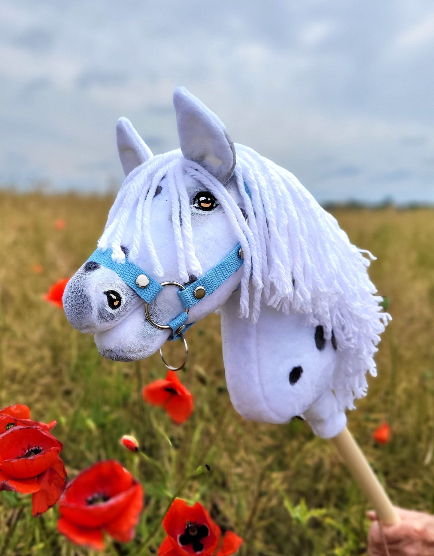 Hobby Horse Średni koń na kiju Premium biały tarantowaty A4