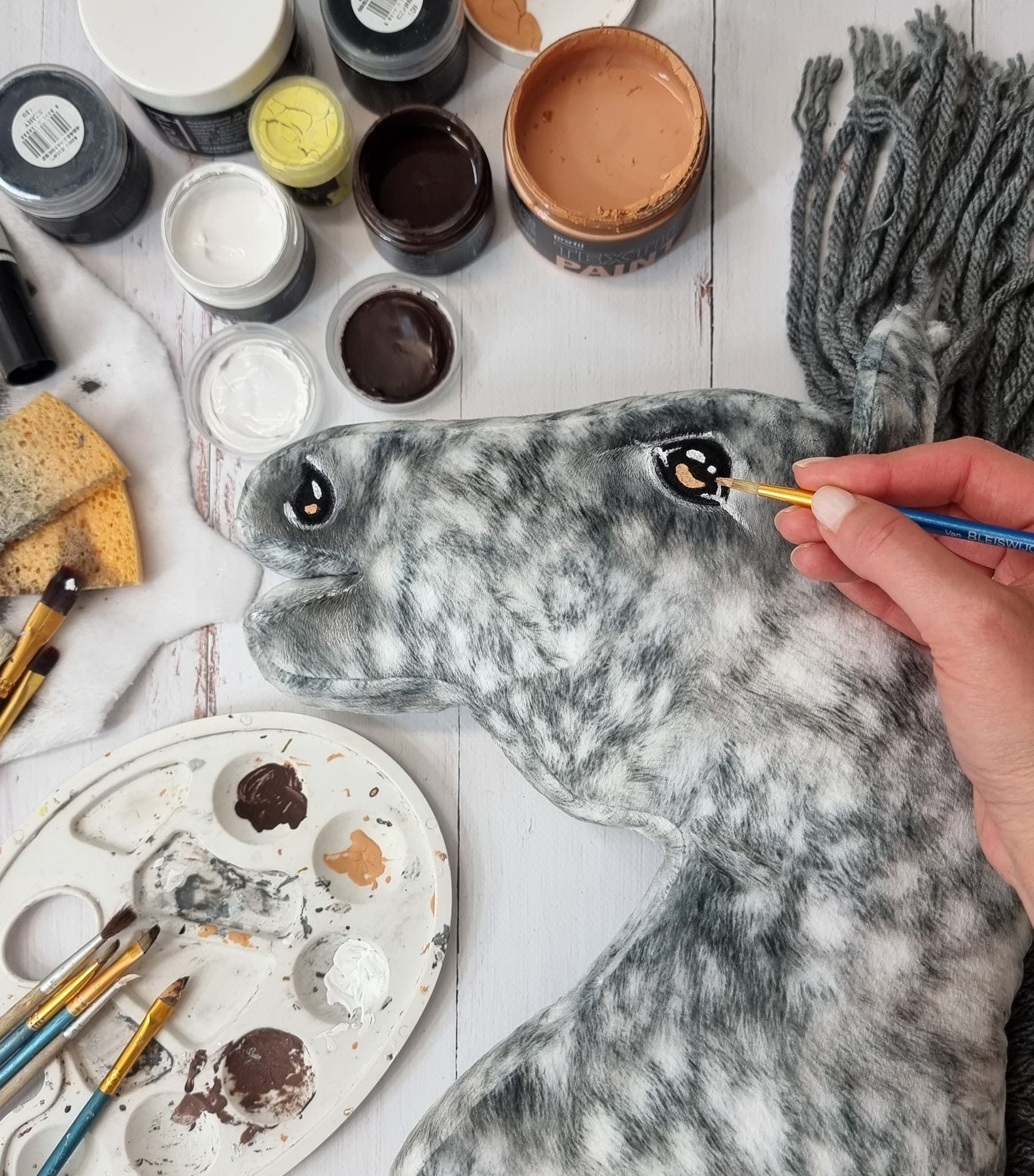 Hobby Horse Duży koń na kiju Premium - siwek jabłkowity z siwą grzywą A3