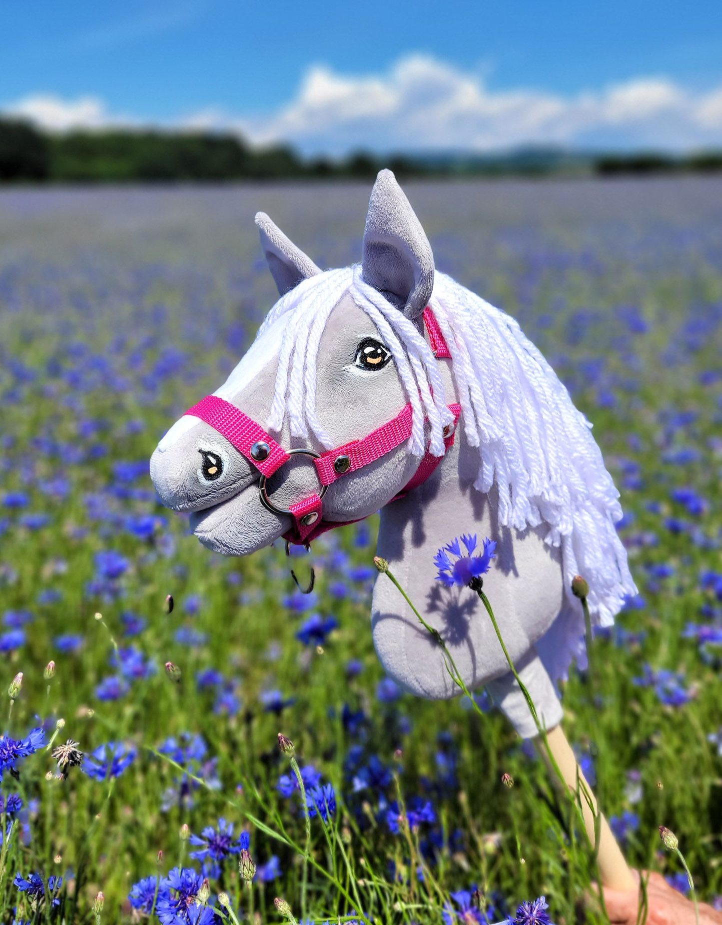 Hobby Horse Średni koń na kiju Premium siwy z białą grzywą A4