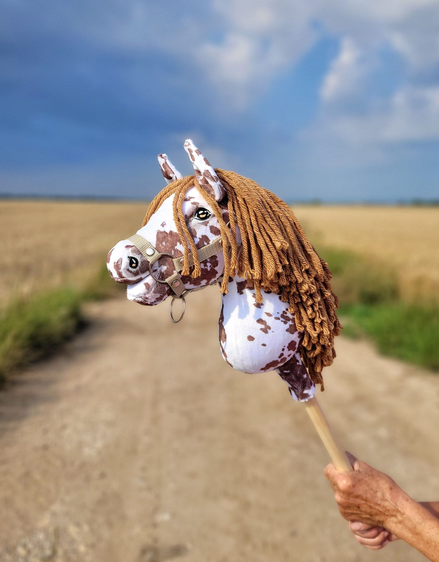 Hobby Horse Mały koń na kiju Premium tarantowaty biało-brązowy z brązową grzywą A4
