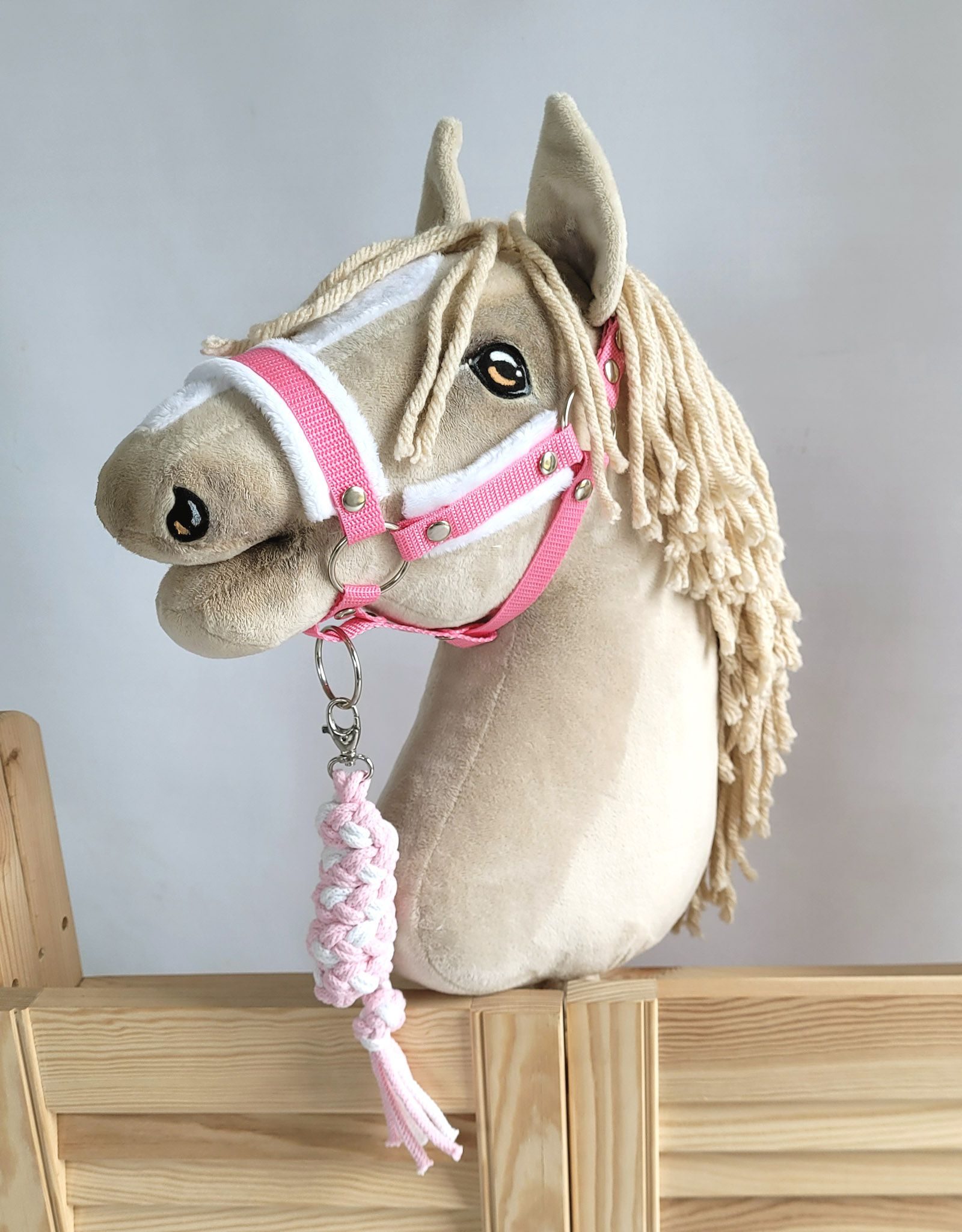 Uwiąz dla konia Hobby Horse pleciony ze sznurka – biało-różowy