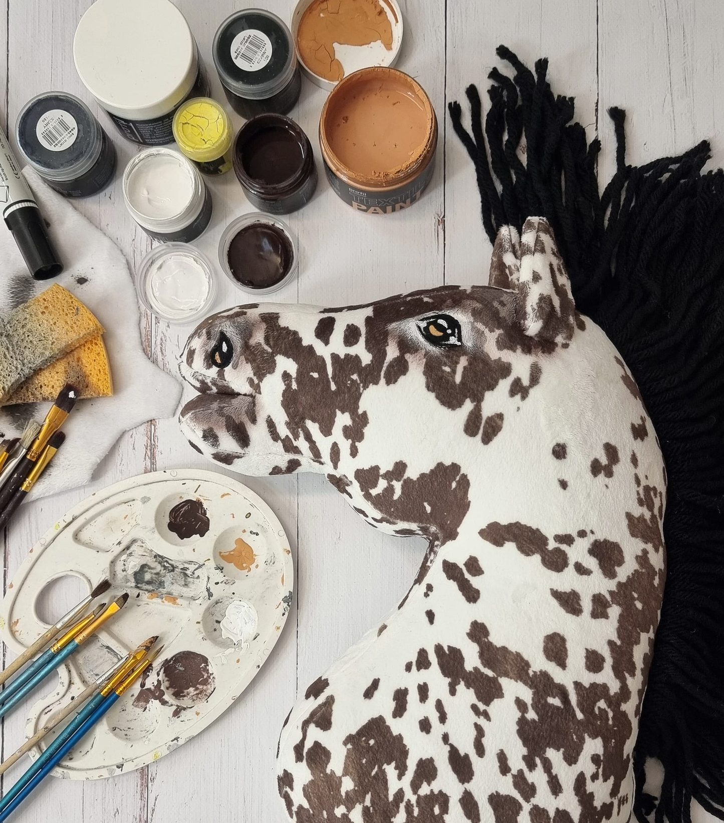 Hobby Horse Duży koń na kiju Premium - tarantowaty biało-brązowy z czarną grzywą A3