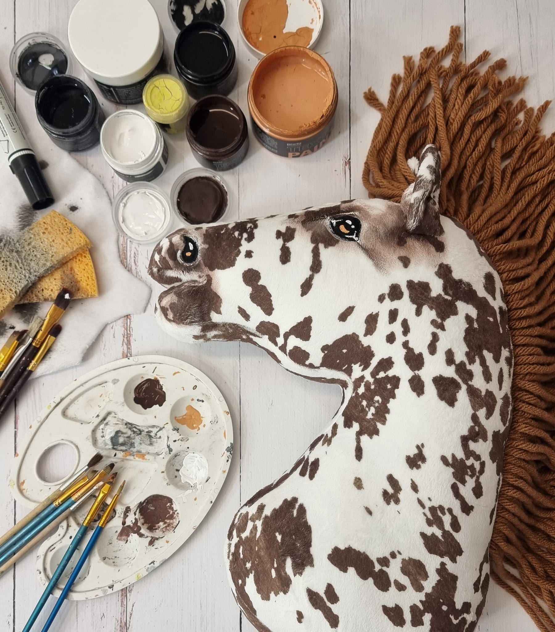 Hobby Horse Duży koń na kiju Premium - tarantowaty biało-brązowy z brązową grzywą A3