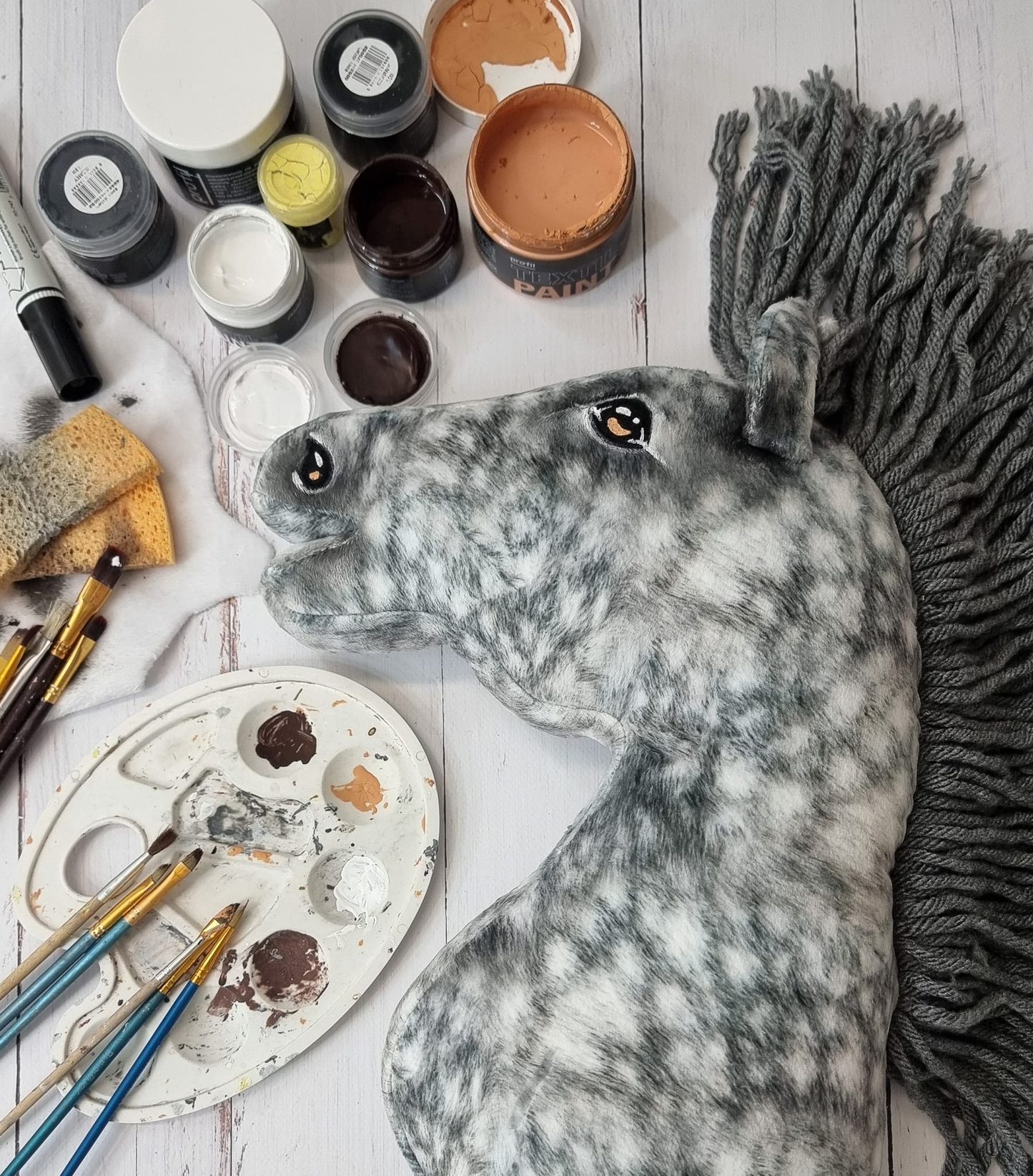 Hobby Horse Duży koń na kiju Premium - siwek jabłkowity z siwą grzywą A3