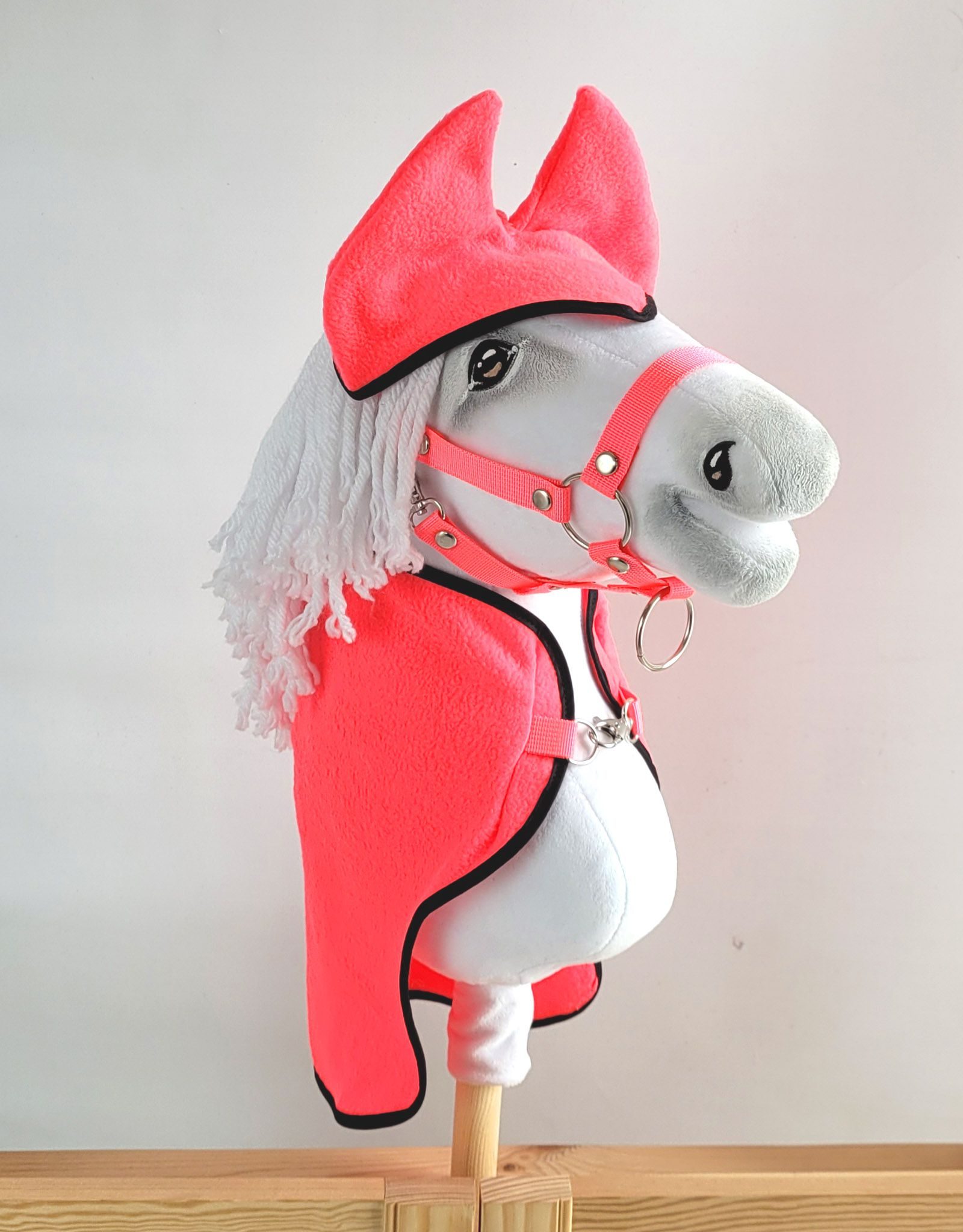 Zestaw dla Hobby Horse uniwersalny A4 i A5: polarowa derka + nauszniki – neon pink
