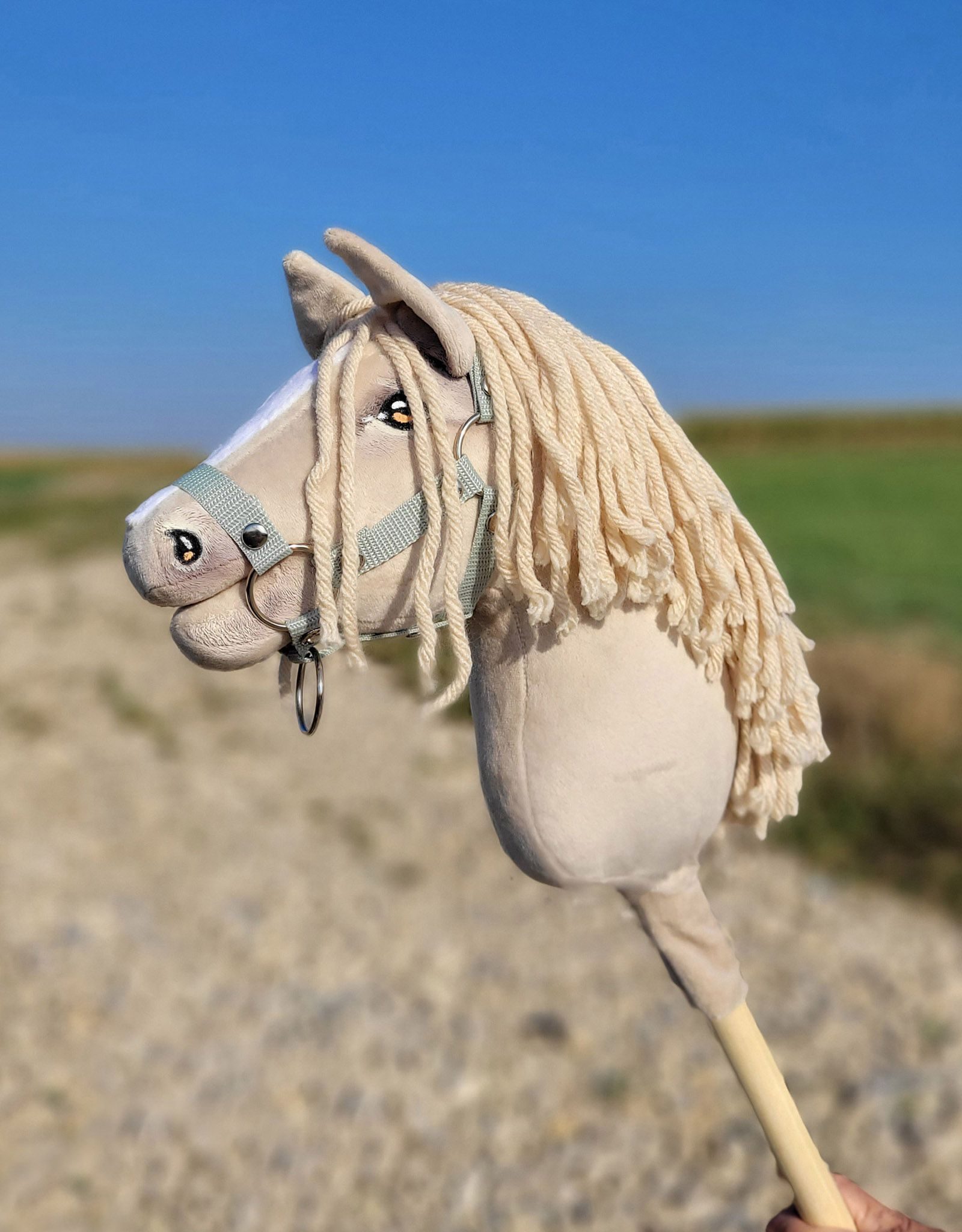 Hobby Horse Średni koń na kiju Premium kremowy cremello A4