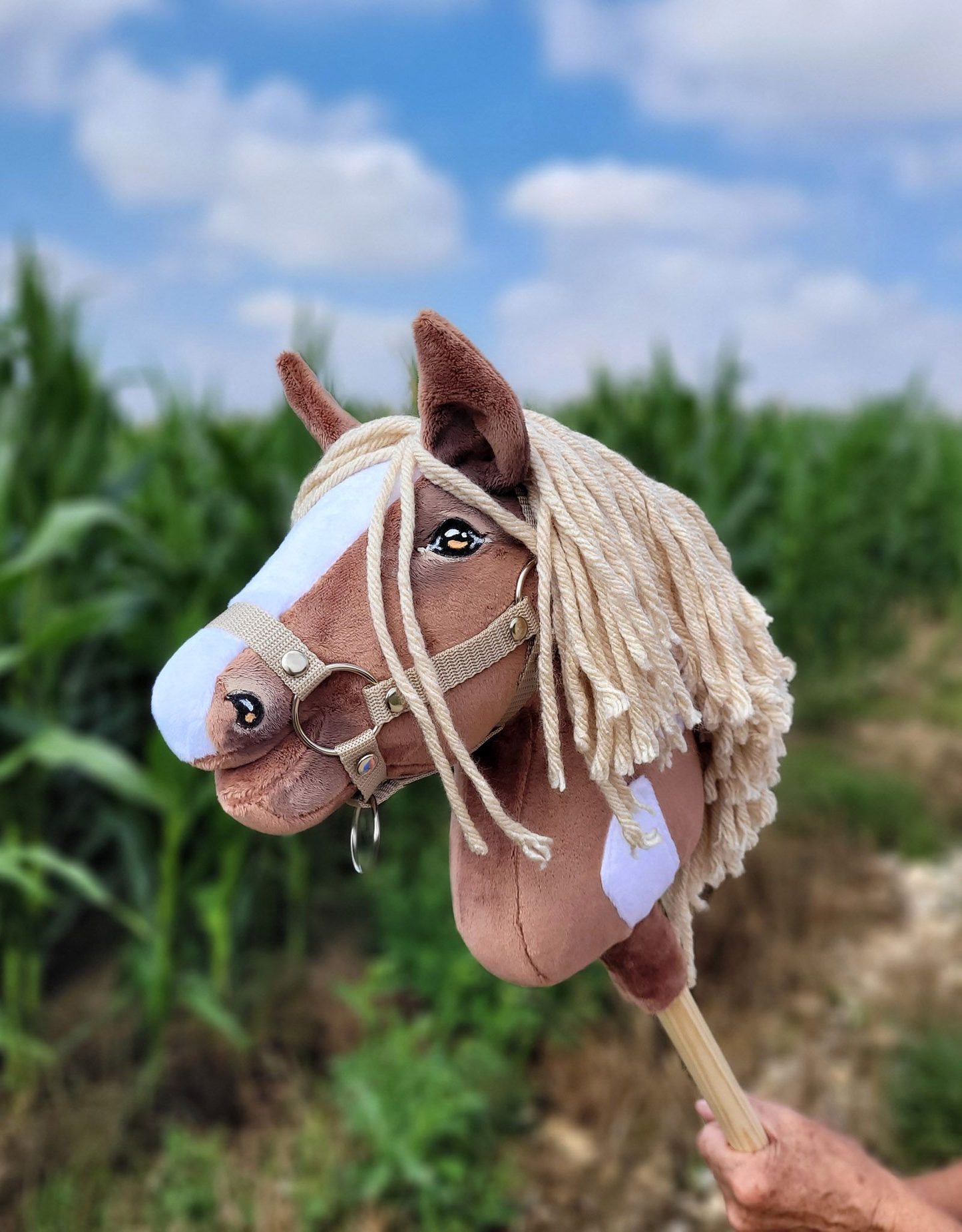 Hobby Horse Średni koń na kiju Premium beżowy western gniady z jasną grzywą A4
