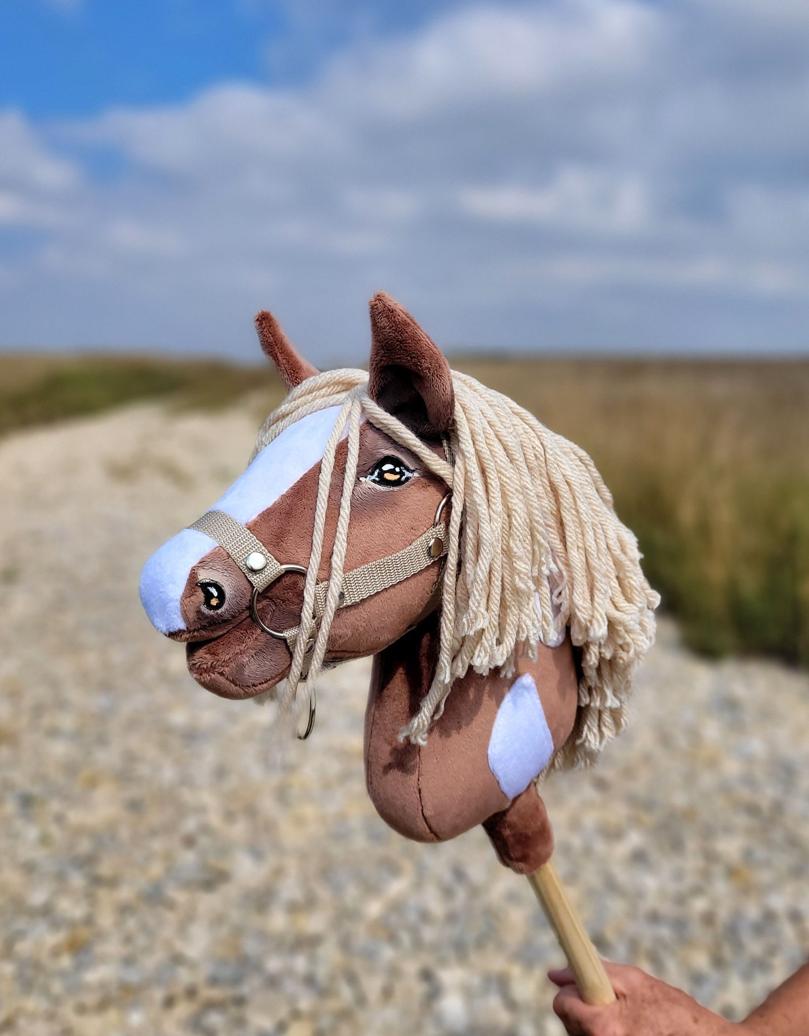 Hobby Horse Średni koń na kiju Premium beżowy western gniady z jasną grzywą A4