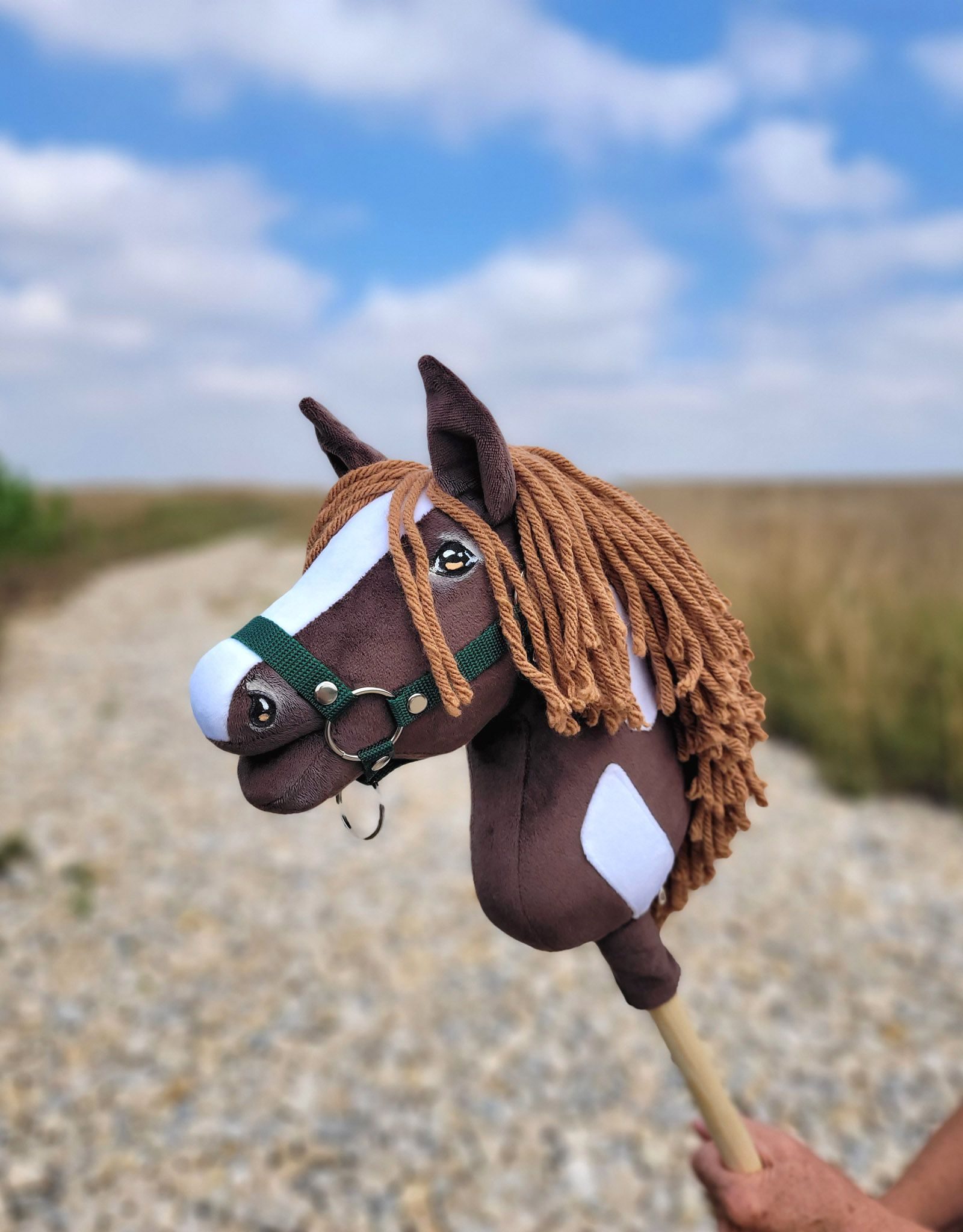 Hobby Horse Średni koń na kiju Premium brązowy western ciemnogniady z ciemną grzywą A4