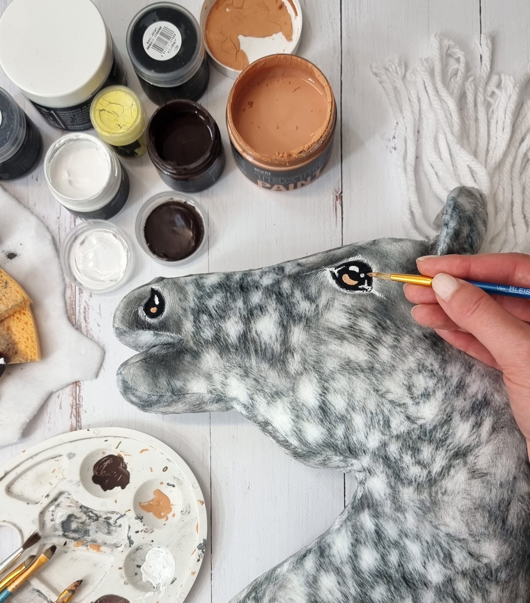 Hobby Horse Duży koń na kiju Premium - siwek jabłkowity z białą grzywą A3