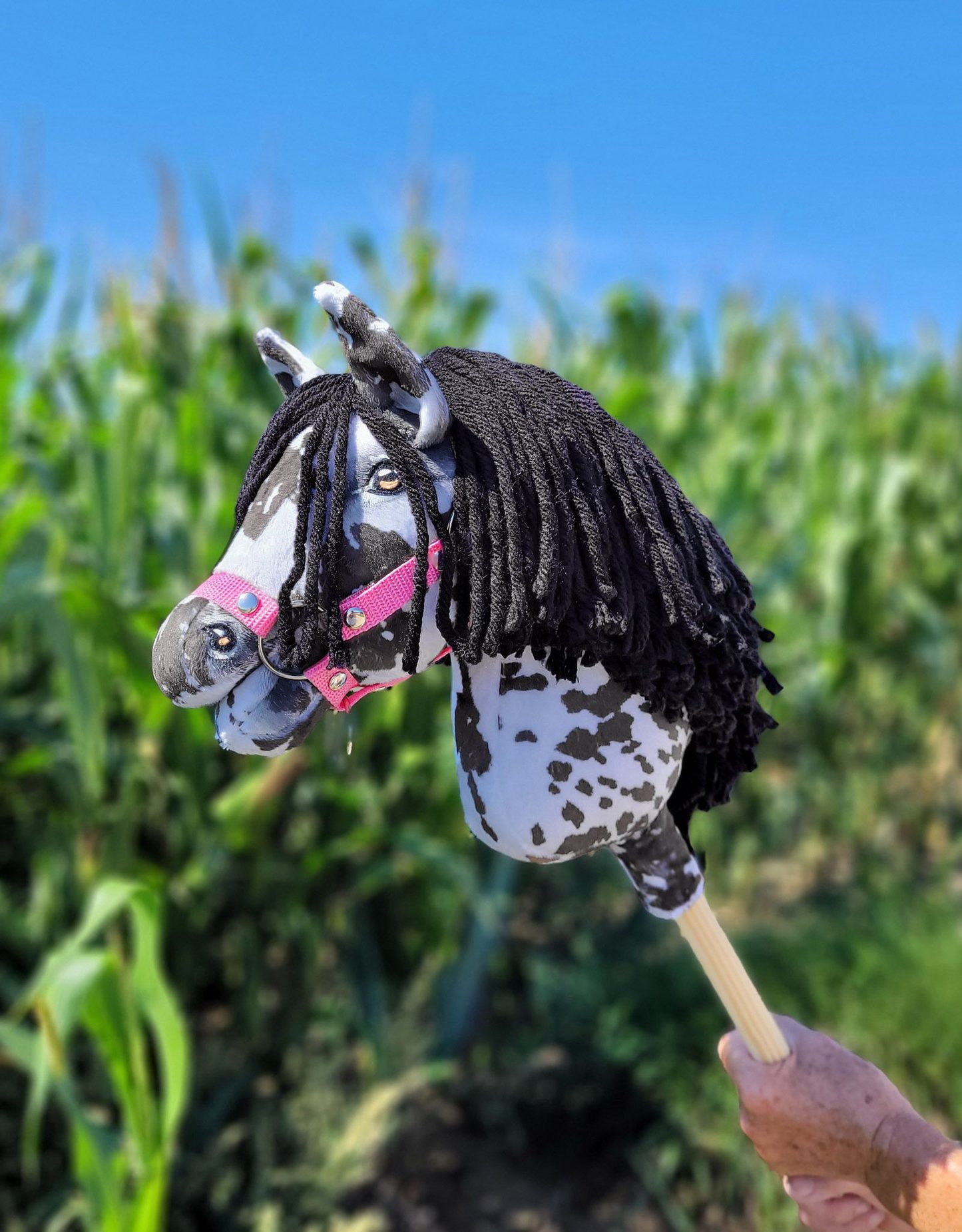 Hobby Horse Średni koń na kiju Premium tarantowaty biało-czarny z czarną grzywą A4
