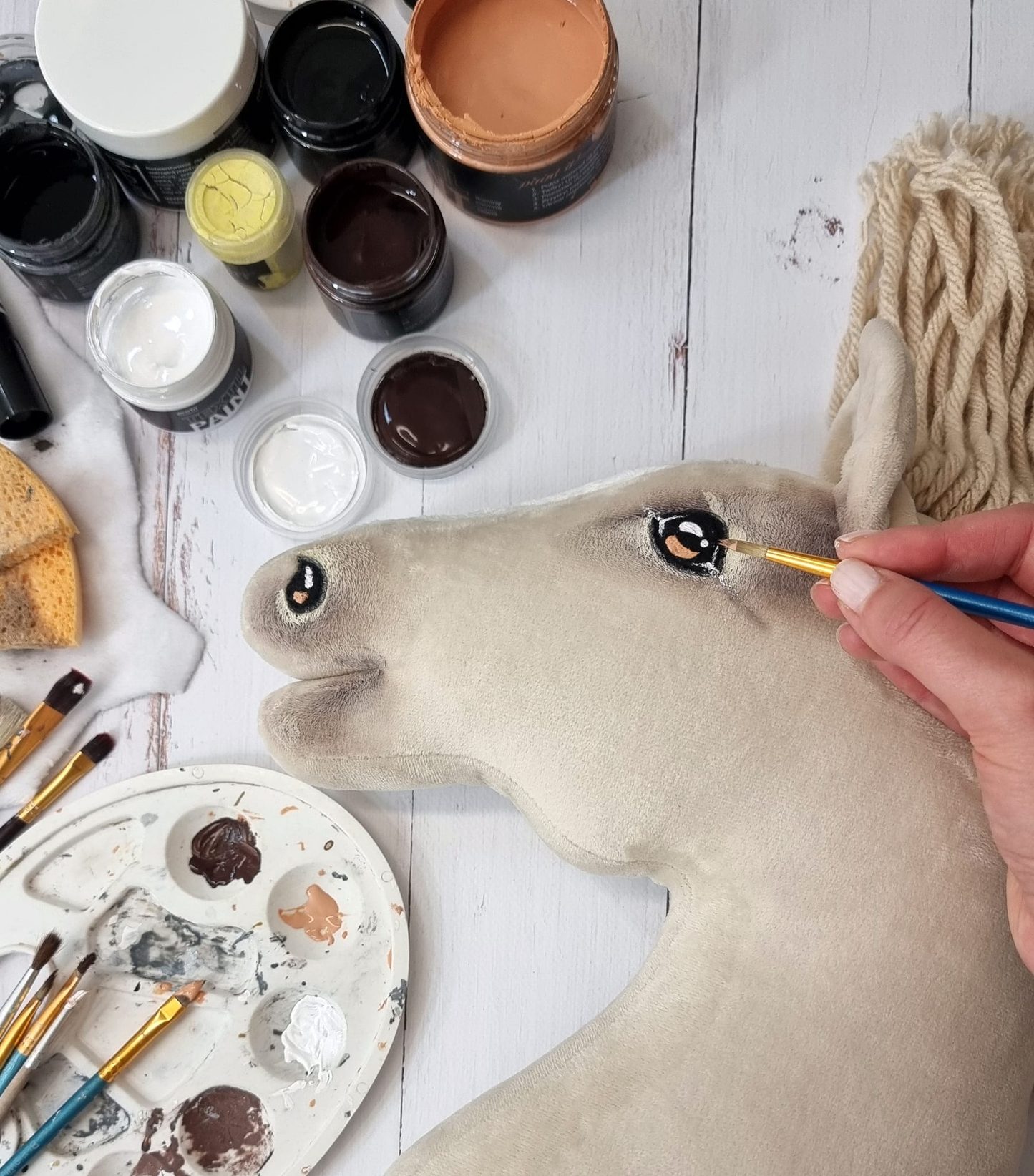 Hobby Horse Duży koń na kiju Premium - cremello A3