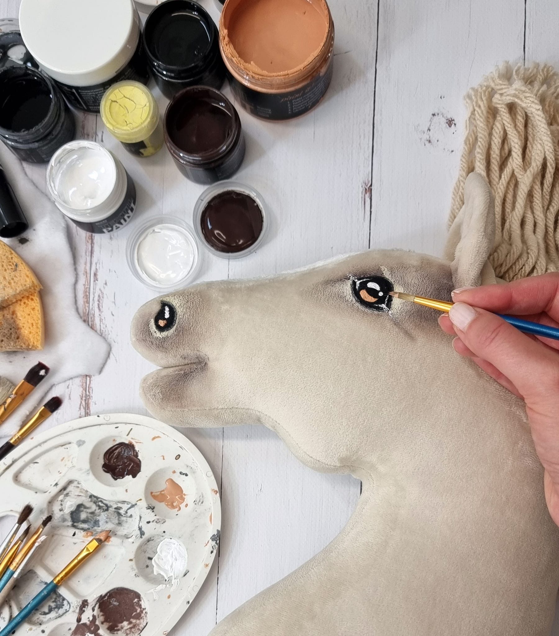 Hobby Horse Duży koń na kiju Premium - cremello A3