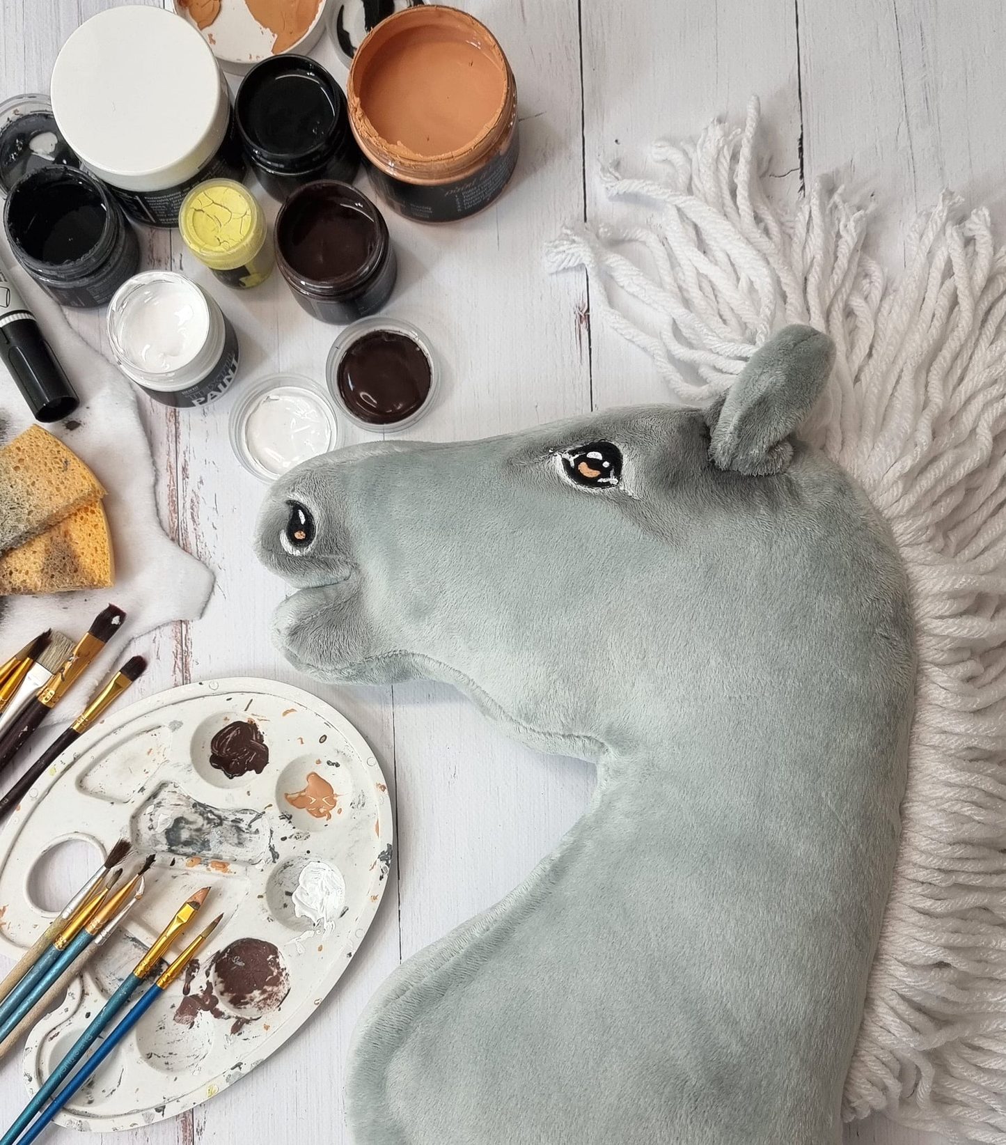 Hobby Horse Duży koń na kiju Premium - siwy z białą grzywą A3