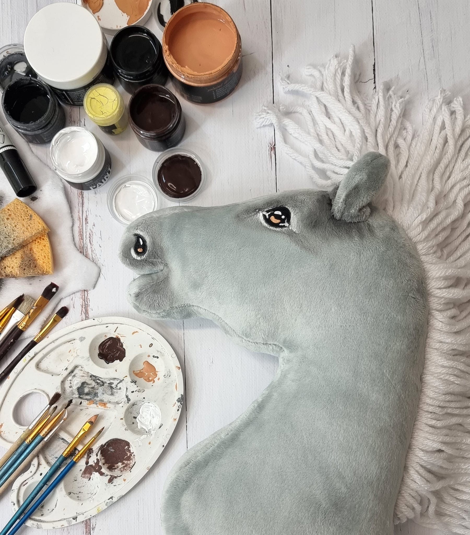Hobby Horse Duży koń na kiju Premium - siwy z białą grzywą A3