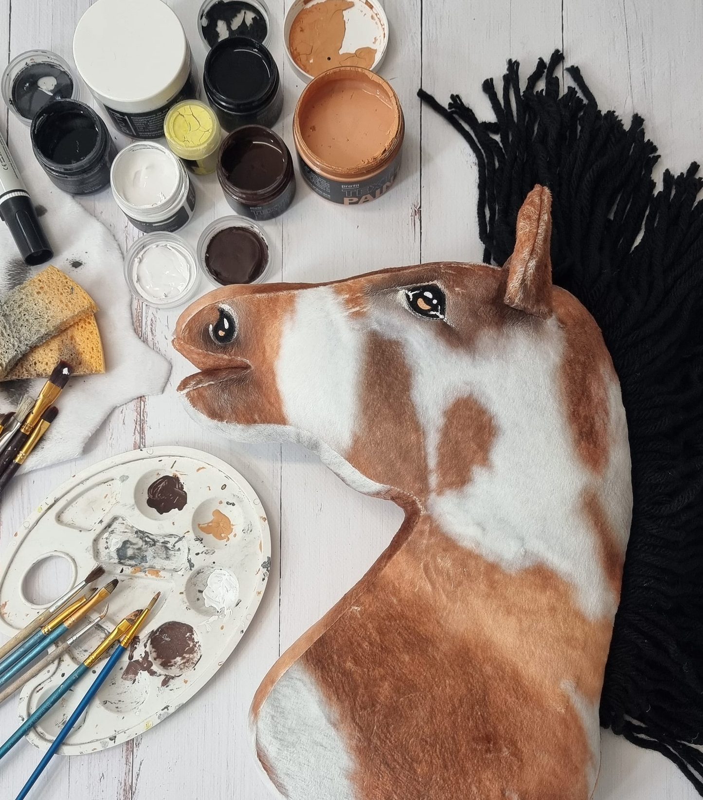 Hobby Horse Duży koń na kiju Premium - srokaty tobiano z czarną grzywą A3