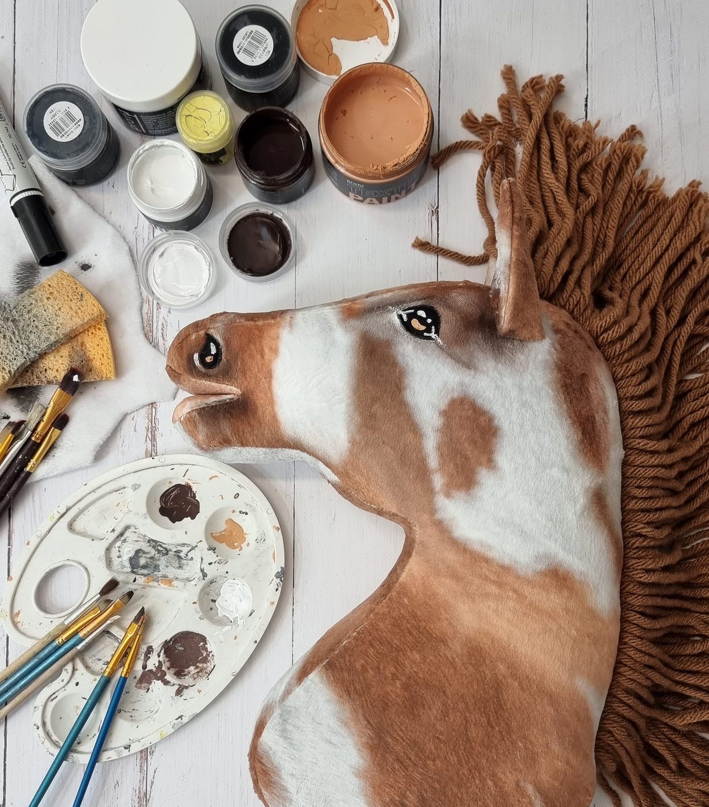 Hobby Horse Duży koń na kiju Premium - srokaty tobiano z brązową grzywą A3