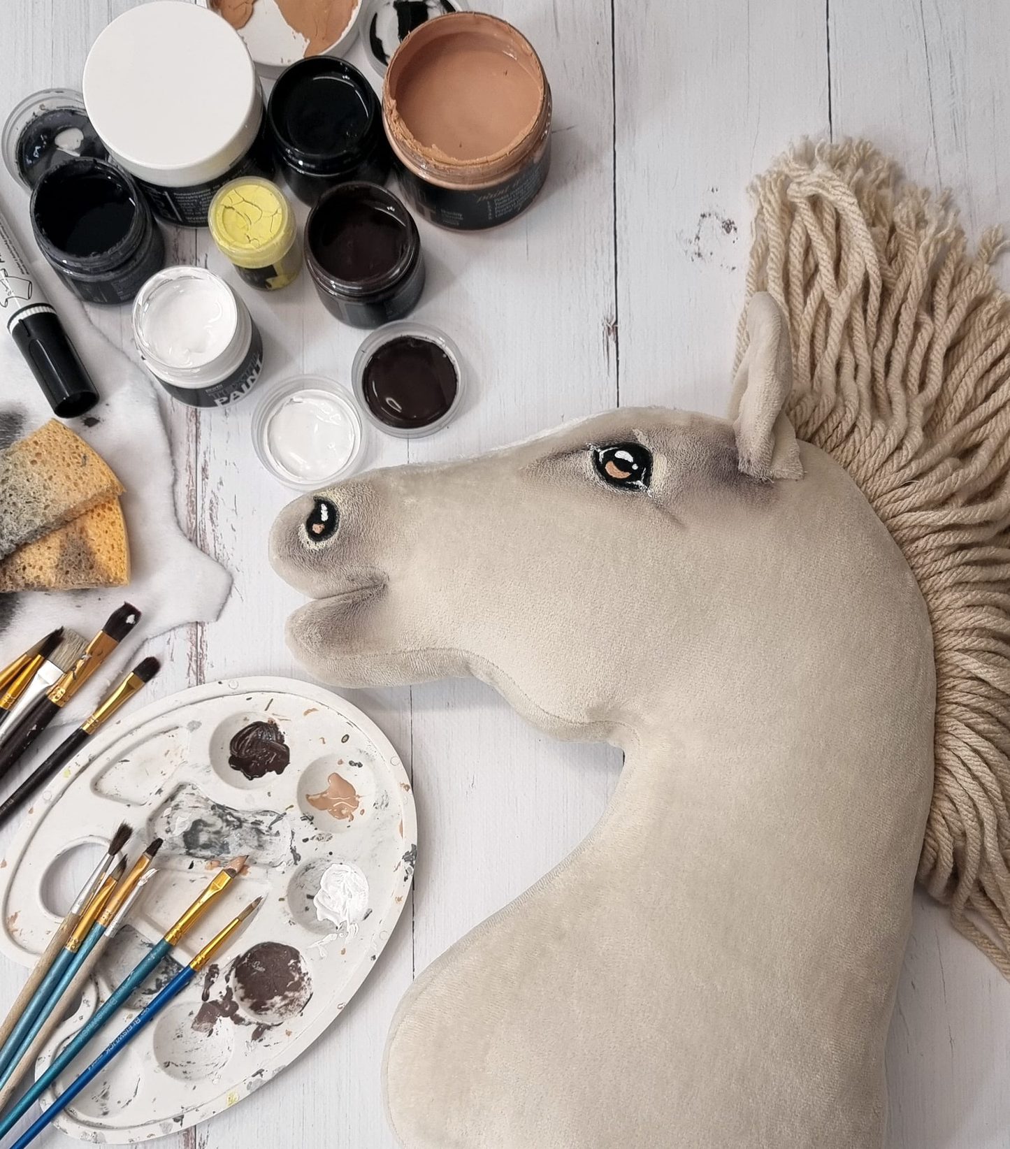 Hobby Horse Duży koń na kiju Premium - cremello A3