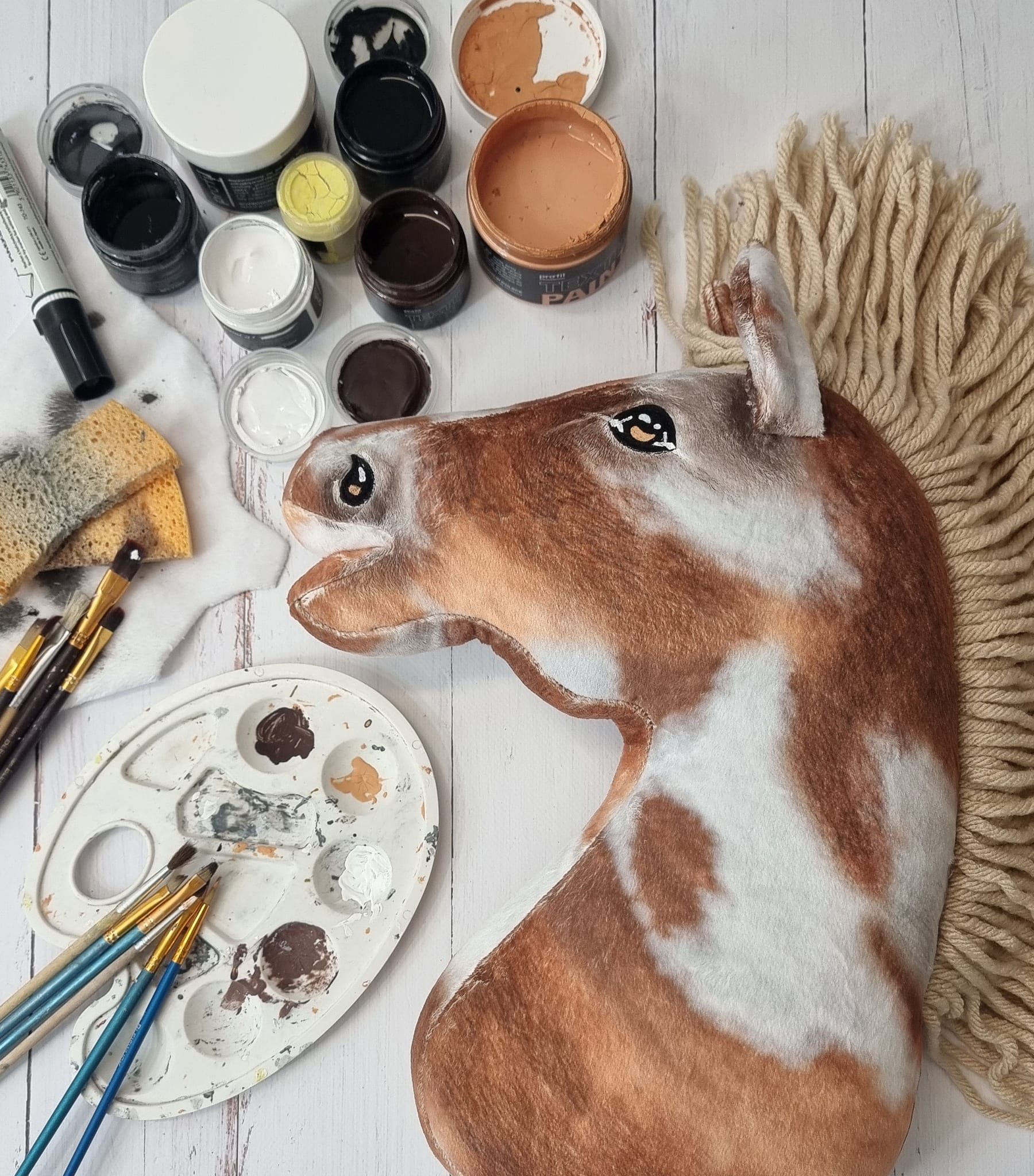 Hobby Horse Duży koń na kiju Premium - srokaty tobiano z beżową grzywą A3