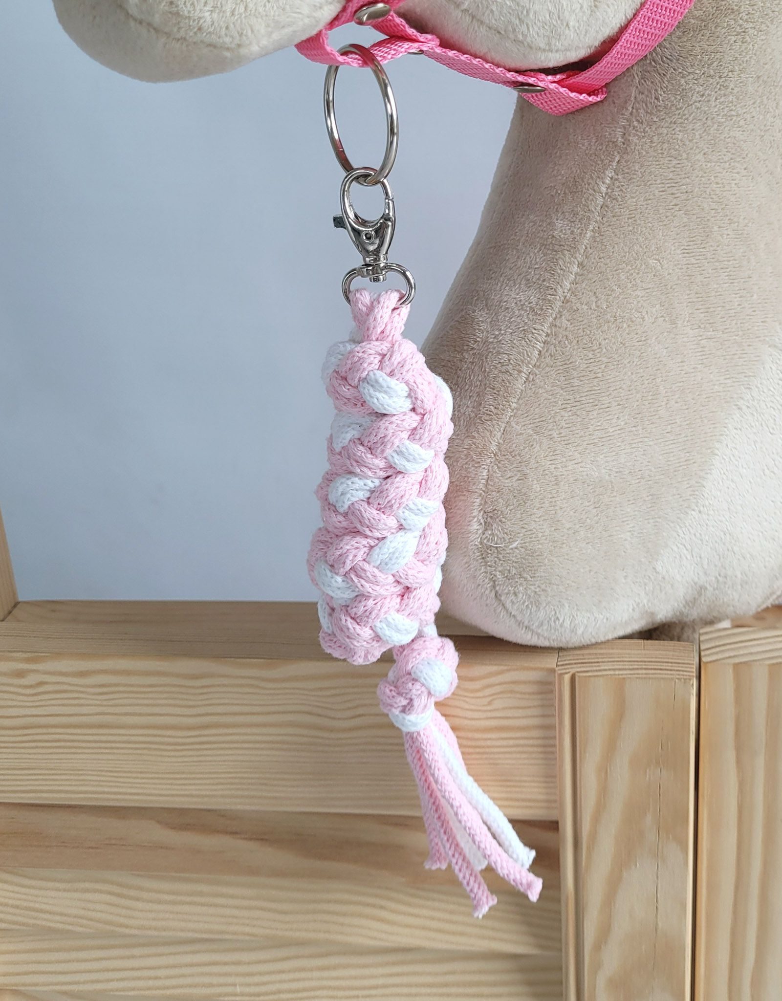 Uwiąz dla konia Hobby Horse pleciony ze sznurka – biało-różowy