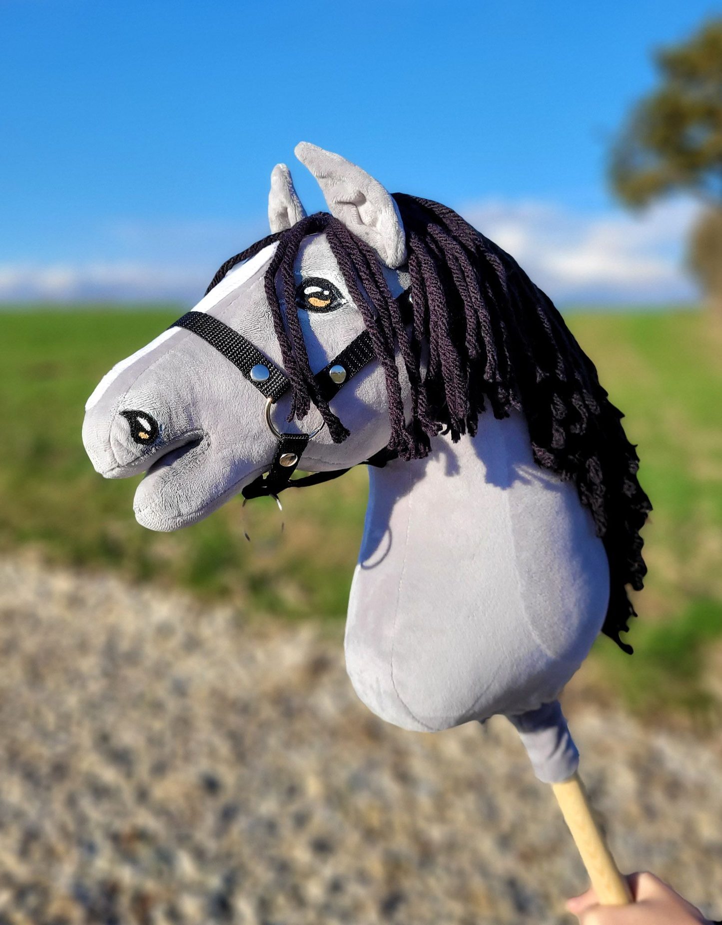 Hobby Horse Duży koń na kiju Premium - siwy IV z czarną grzywą A3