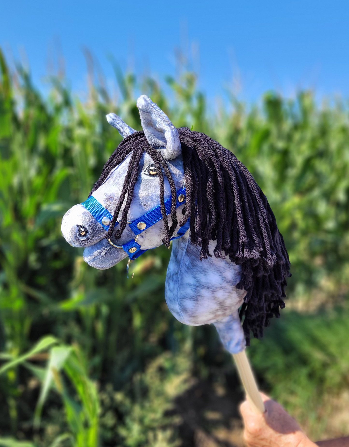 Hobby Horse Średni koń na kiju Premium siwek jabłkowity z czarną grzywą A4
