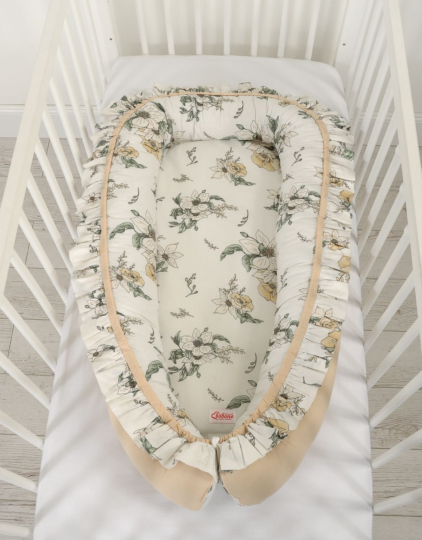 Kokon niemowlęcy kojec otulacz Premium z falbanką - Clematis on beige
