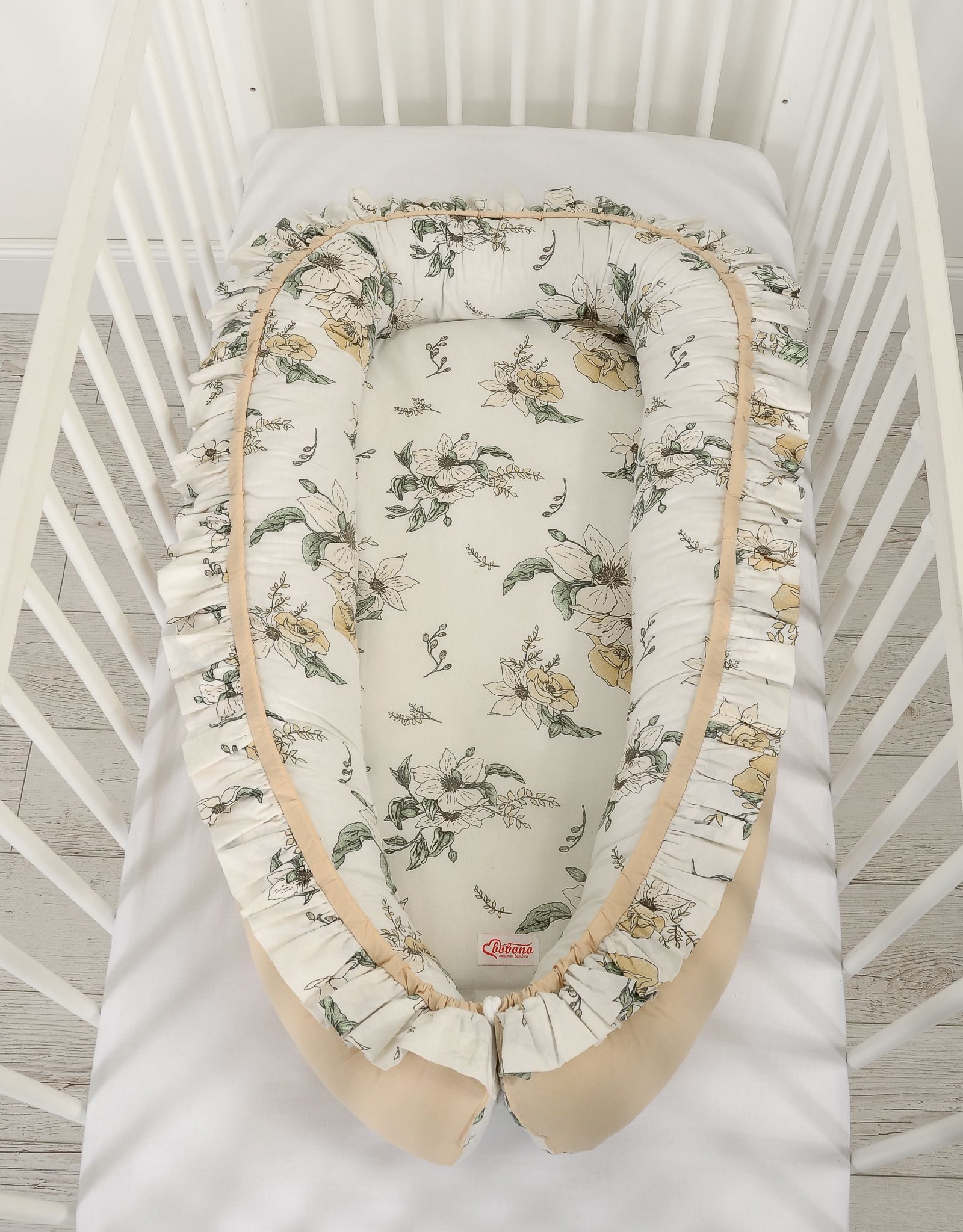 Kokon niemowlęcy kojec otulacz Premium z falbanką - Clematis on beige