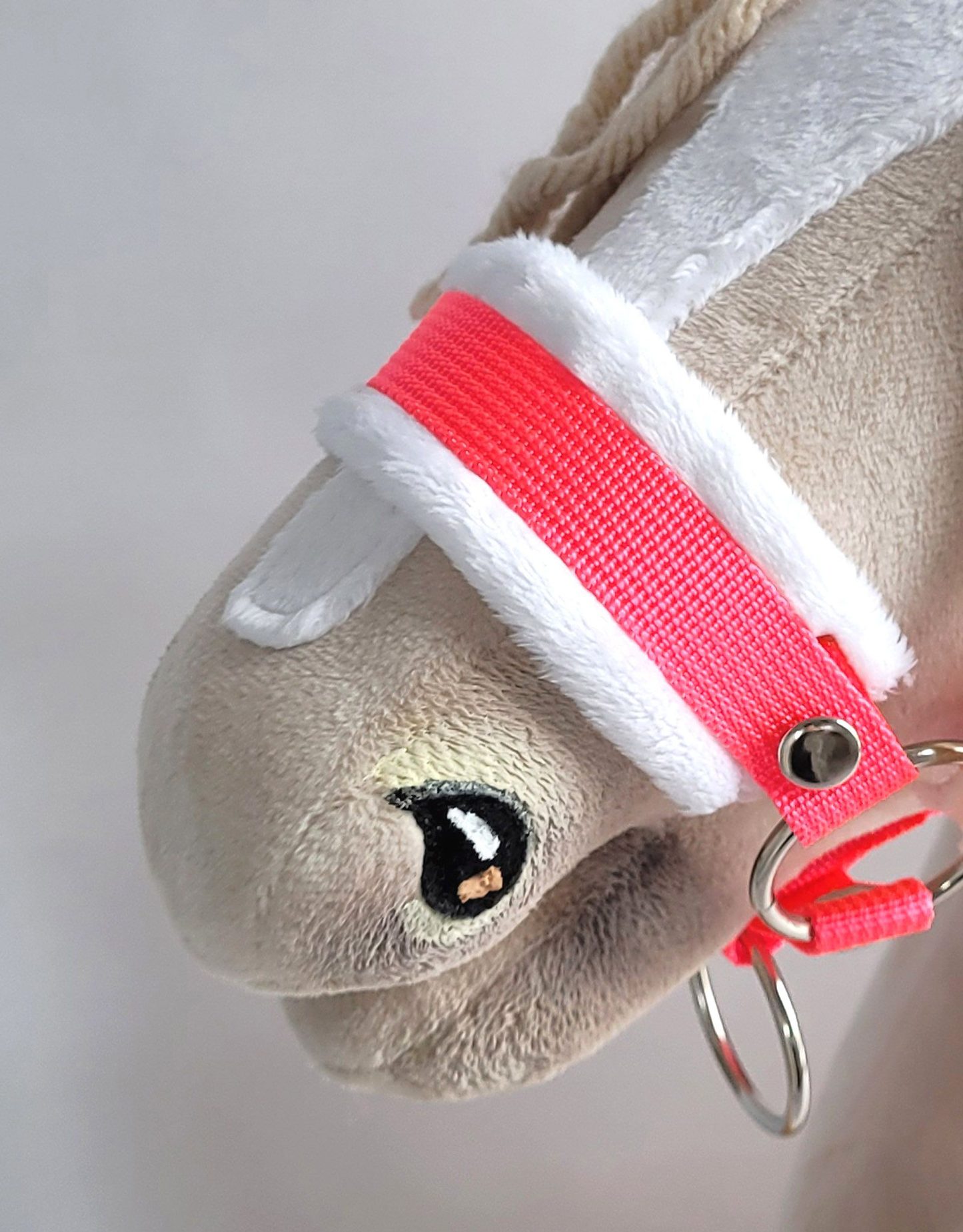 Kantar regulowany dla konia Hobby Horse A3 neon pink białym futerkiem