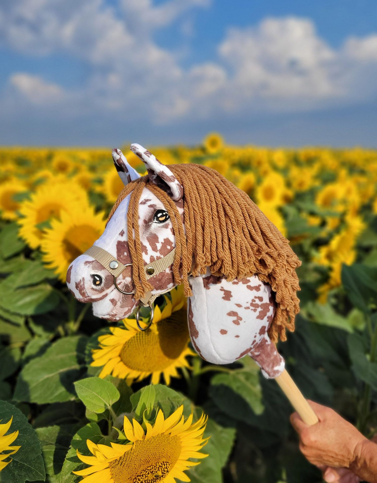 Hobby Horse Mały koń na kiju Premium tarantowaty biało-brązowy z brązową grzywą A4