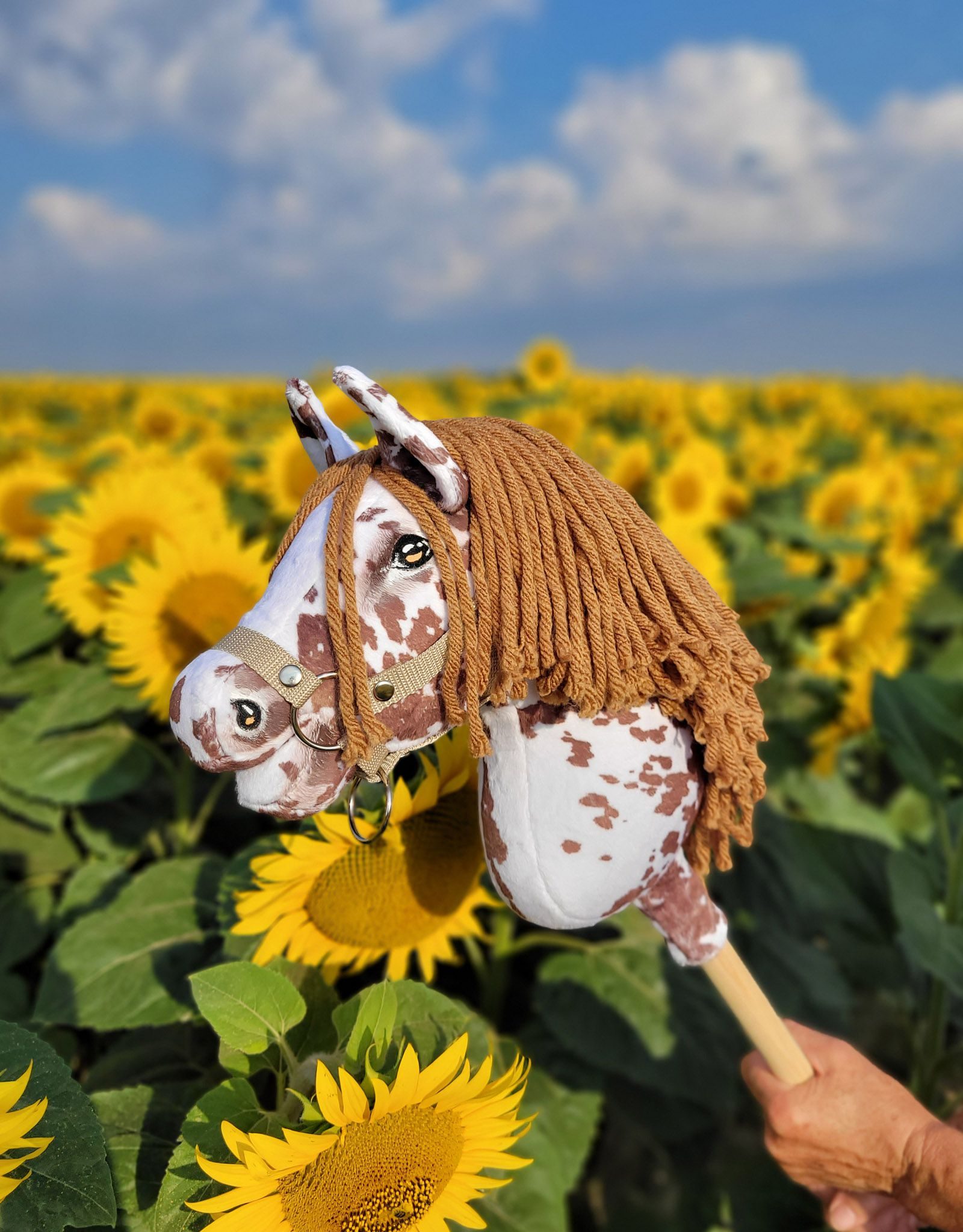 Hobby Horse Mały koń na kiju Premium tarantowaty biało-brązowy z brązową grzywą A4