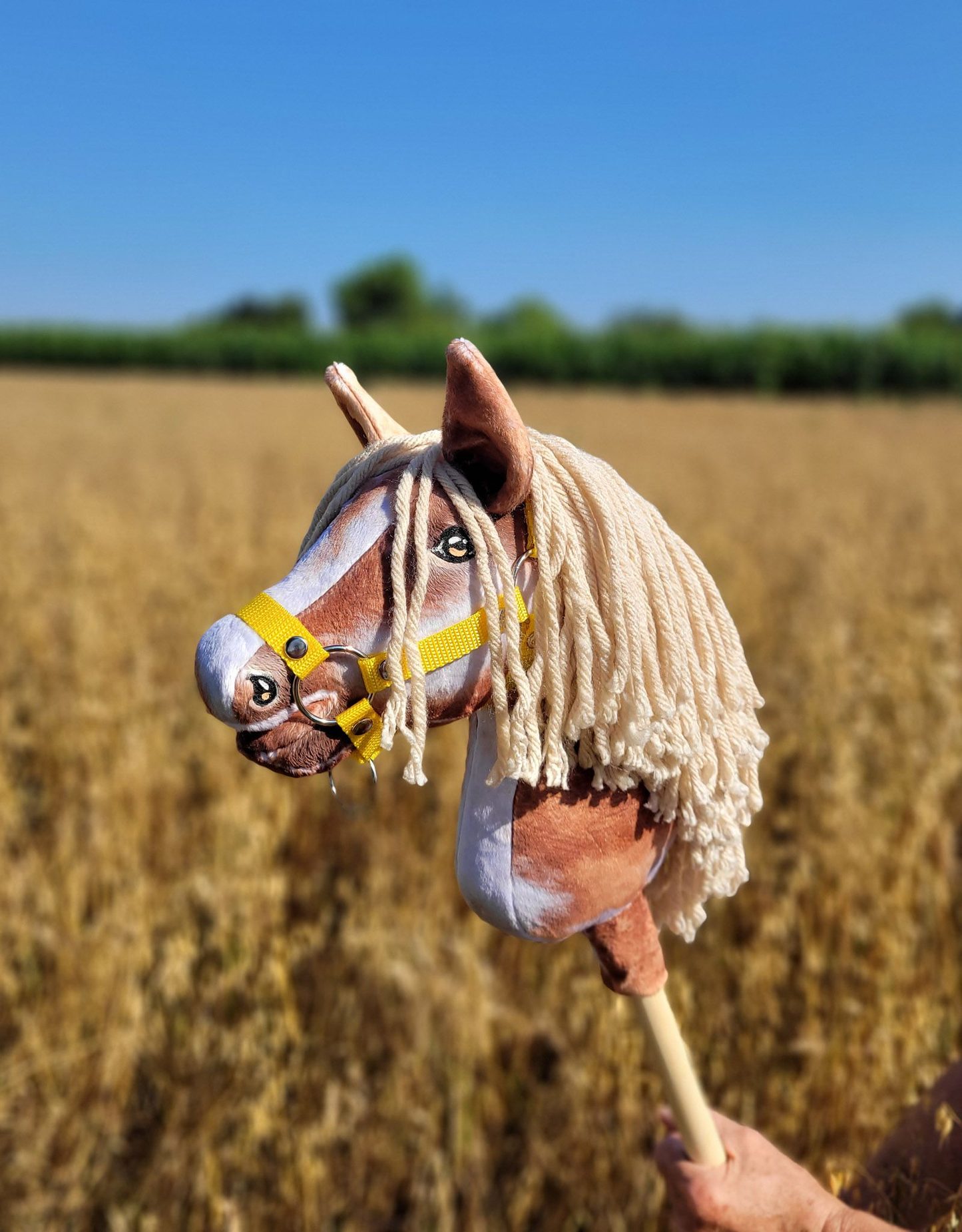 Hobby Horse Średni koń na kiju Premium srokaty tobiano z beżową grzywą A4