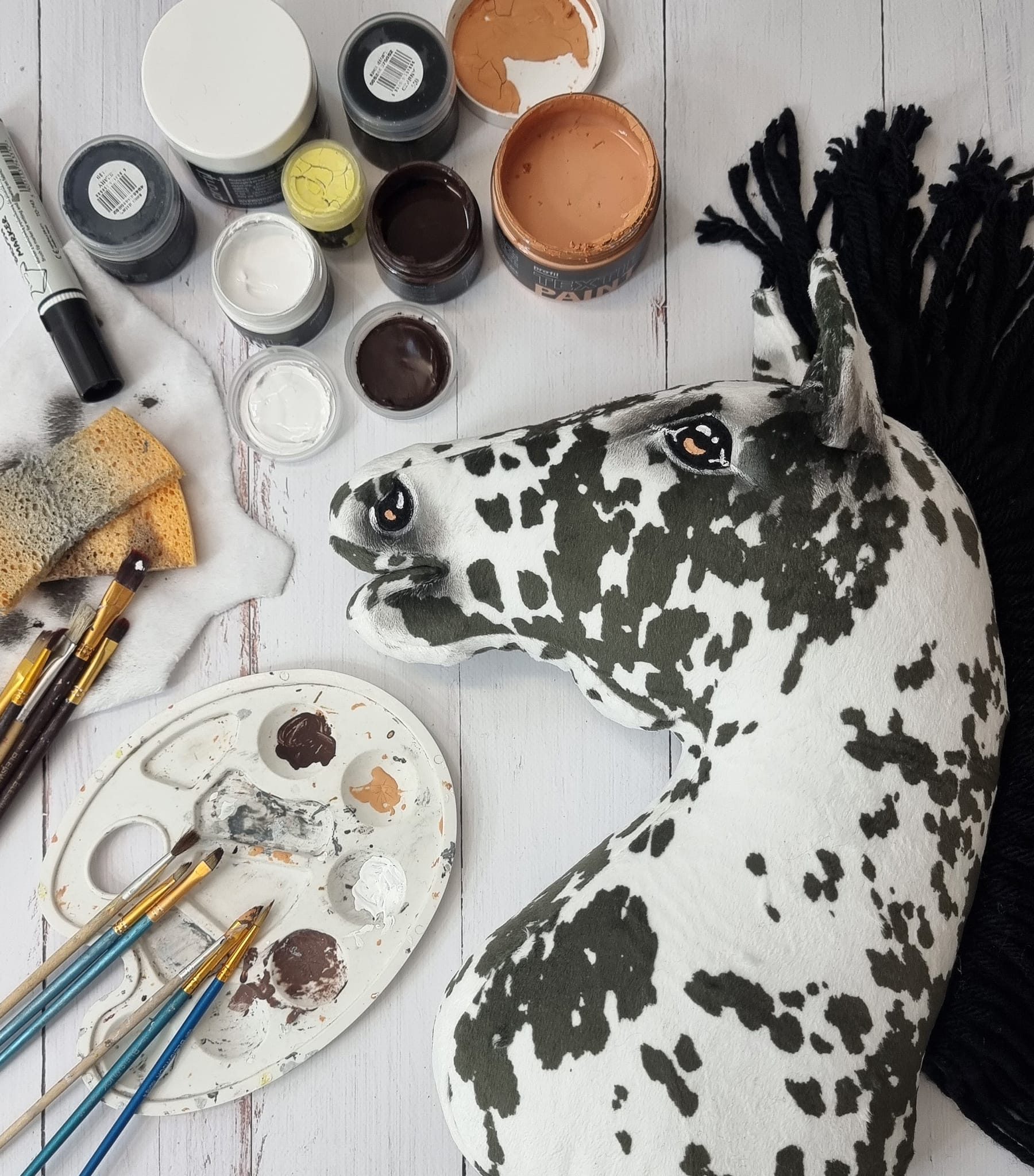 Hobby Horse Duży koń na kiju Premium - tarantowaty biało-czarny z czarną grzywą A3