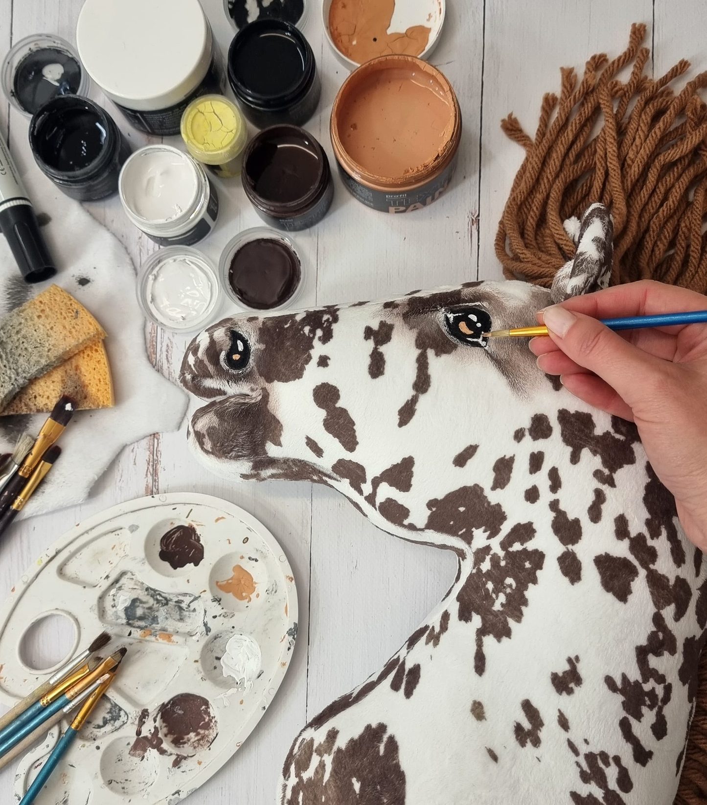 Hobby Horse Duży koń na kiju Premium - tarantowaty biało-brązowy z brązową grzywą A3