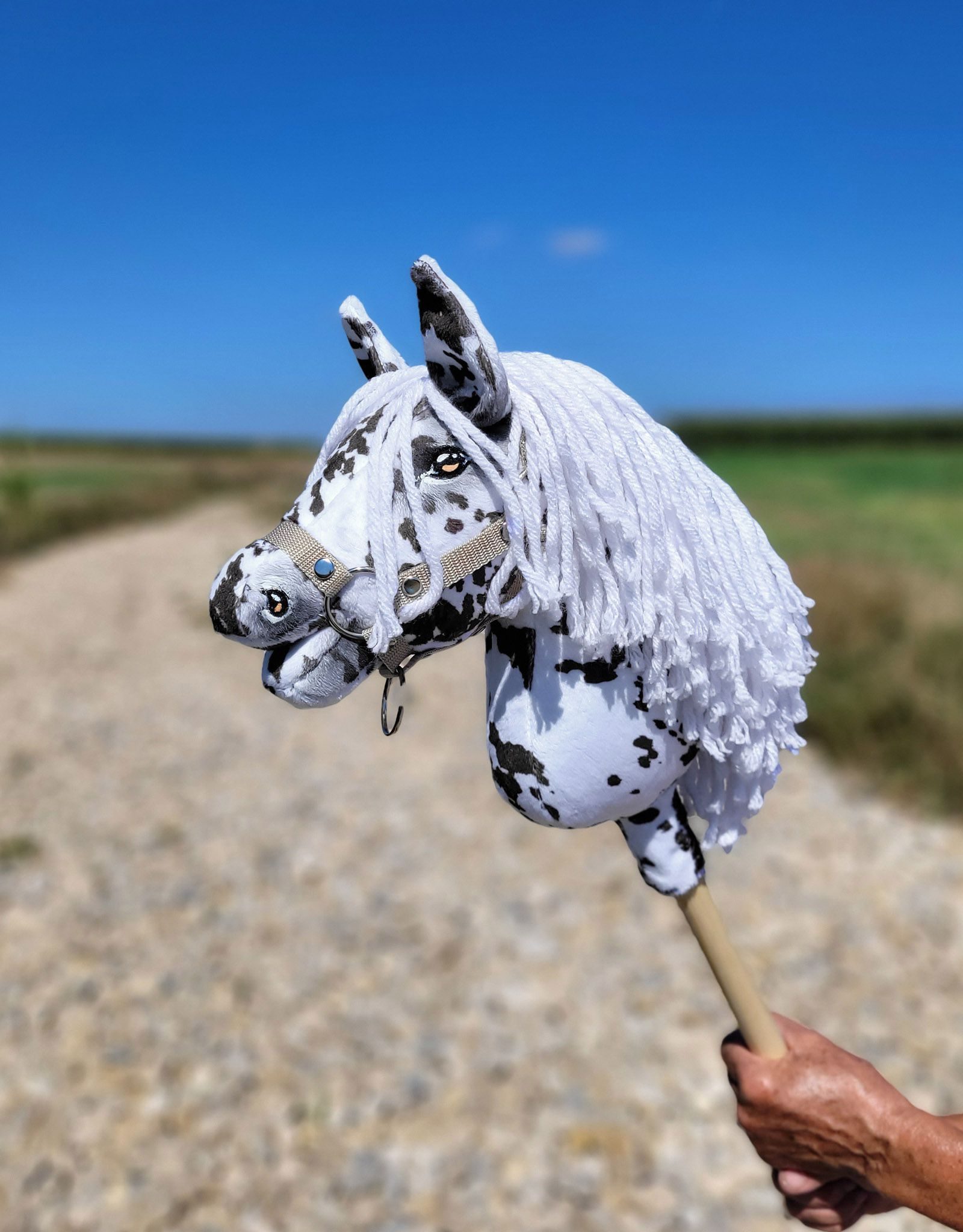 Hobby Horse Średni koń na kiju Premium tarantowaty biało-czarny z białą grzywą A4