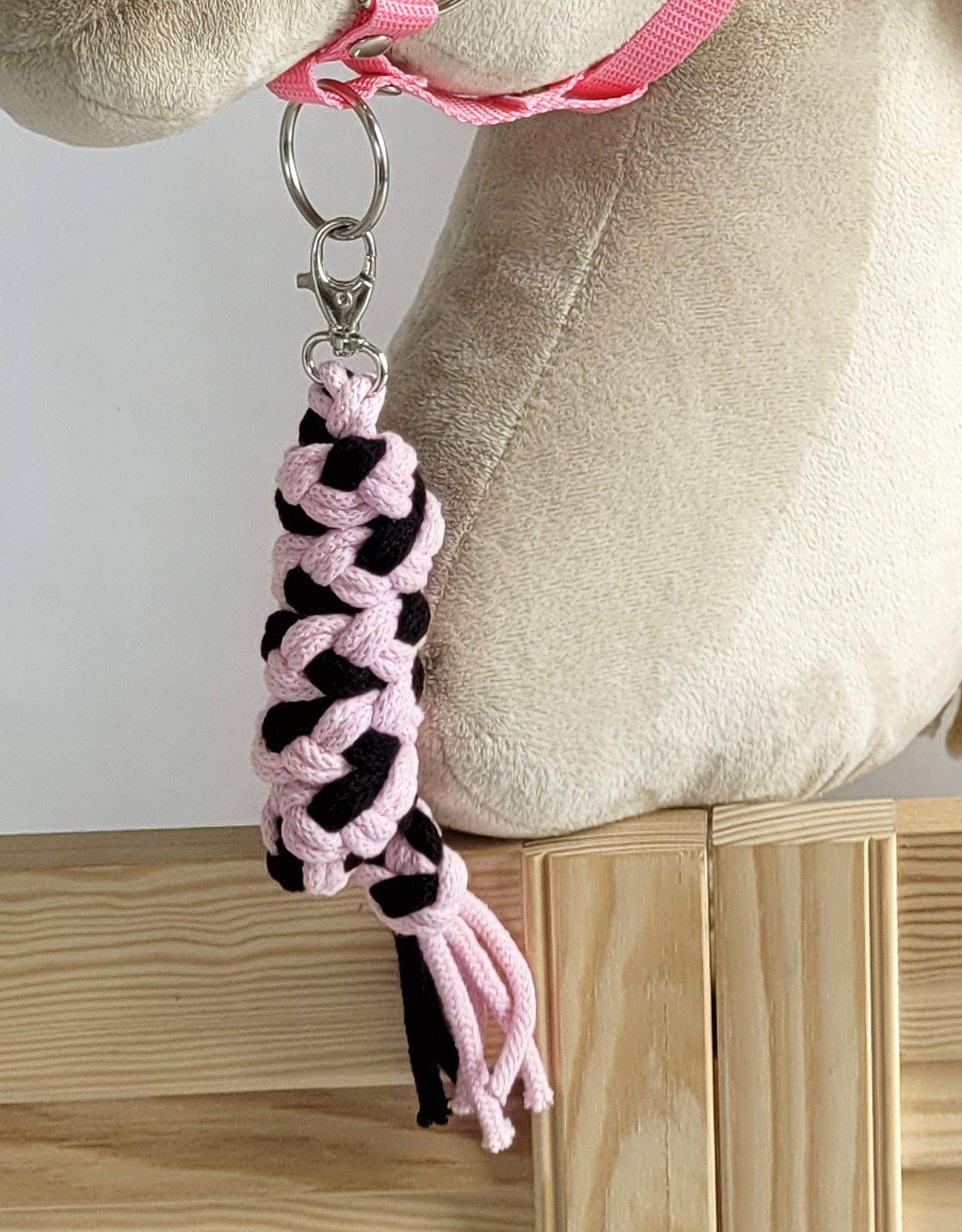Uwiąz dla konia Hobby Horse pleciony ze sznurka – czarno-różowy