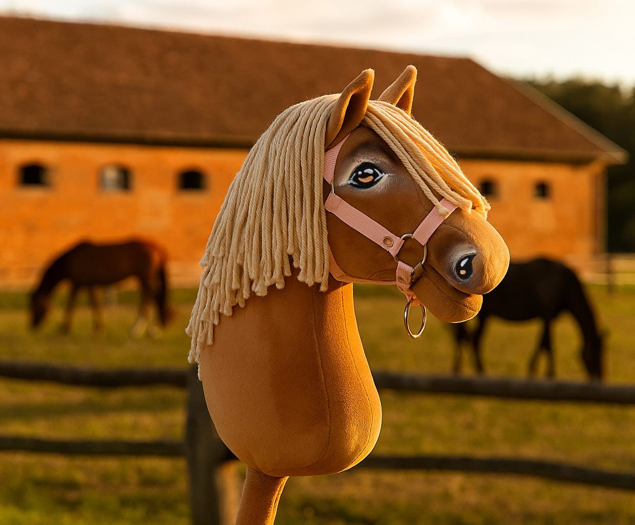 Hobby Horse Duży koń na kiju Premium - izabelowaty  A3