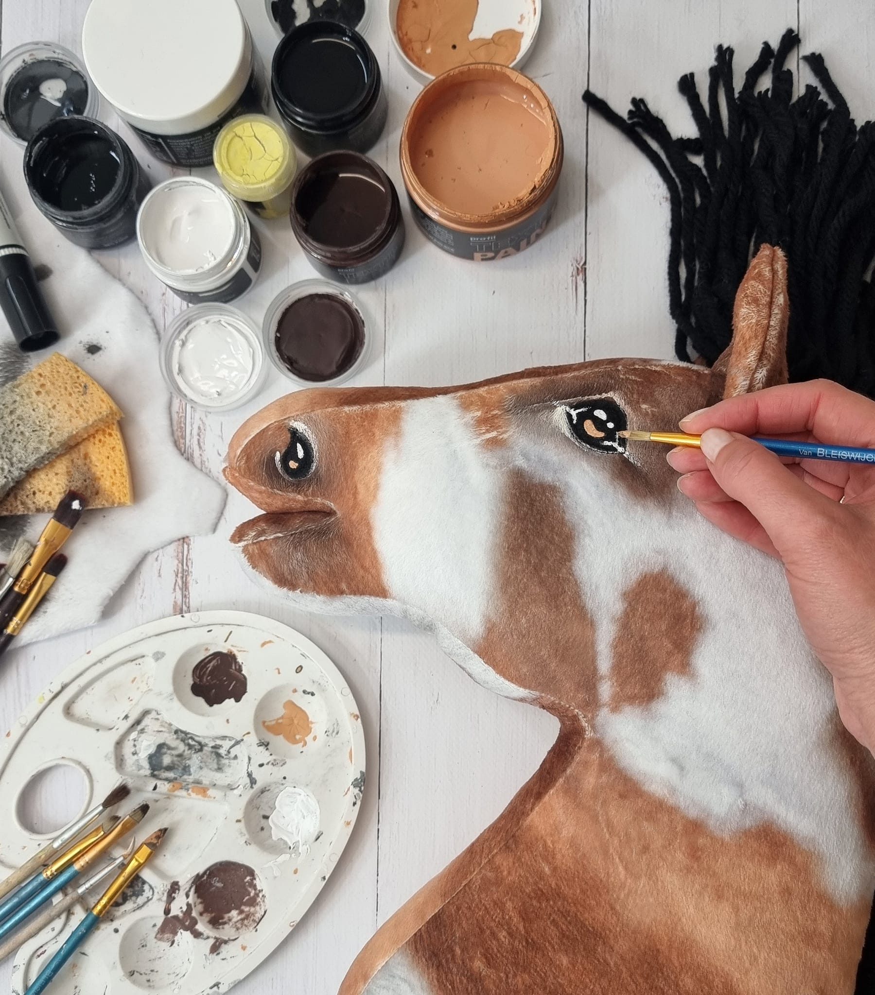 Hobby Horse Duży koń na kiju Premium - srokaty tobiano z czarną grzywą A3