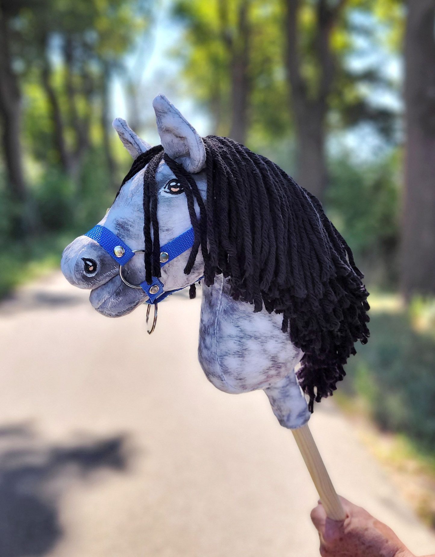 Hobby Horse Średni koń na kiju Premium siwek jabłkowity z czarną grzywą A4